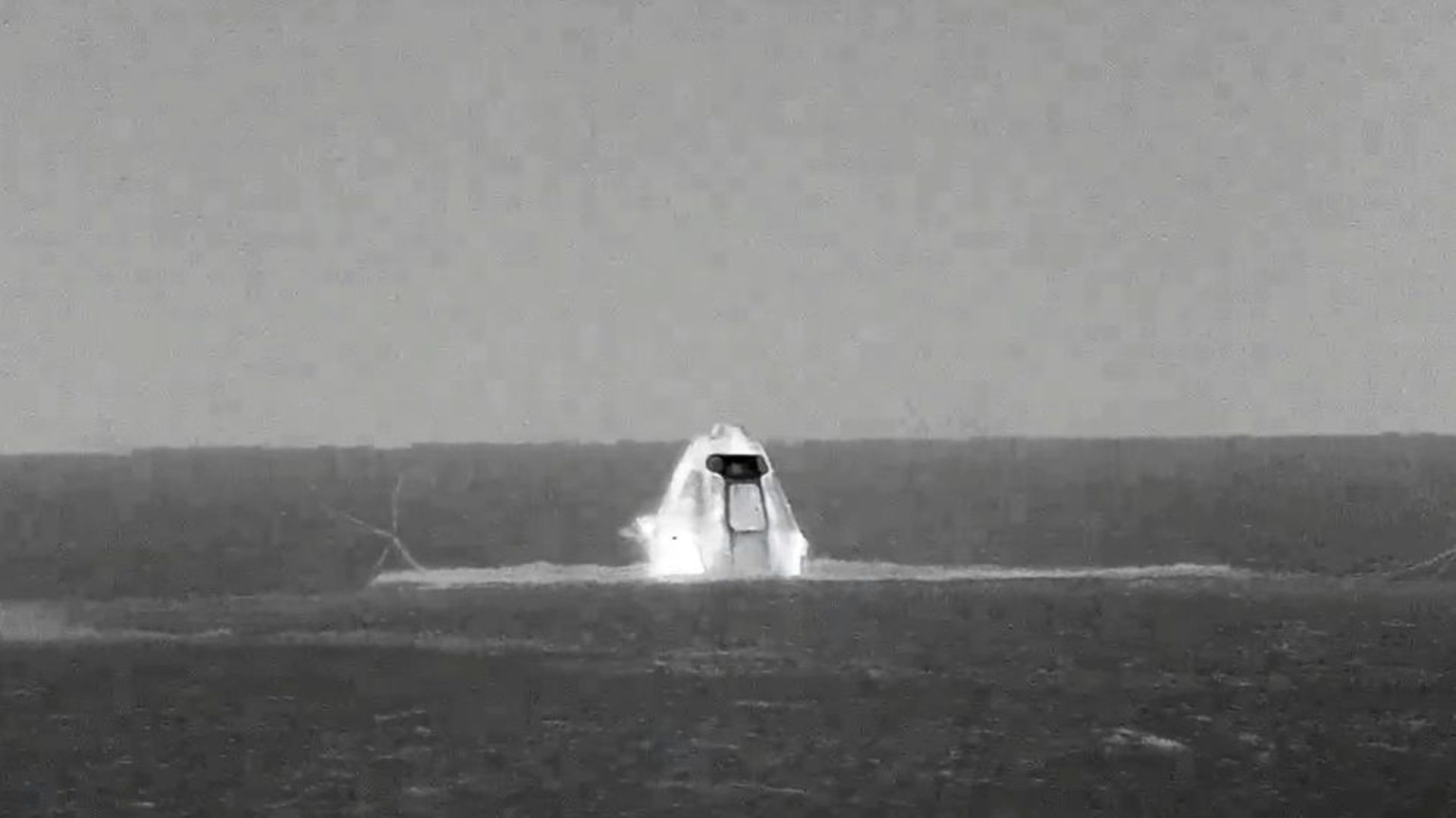 Amerrissage de la capsule Dragon de SpaceX dans les eaux du Golfe du Mexique, le 6 mai 2022 au large de Tampa, en Floride