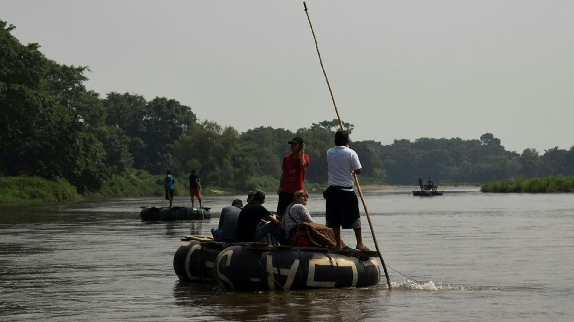 Des migrants clandestins traversent le fleuve Suchiate sur des embarcations précaires entre Tecun Uman, au Guatemala, et Cuidad Hidalgo, au Mexique, le 17 mai 2022.