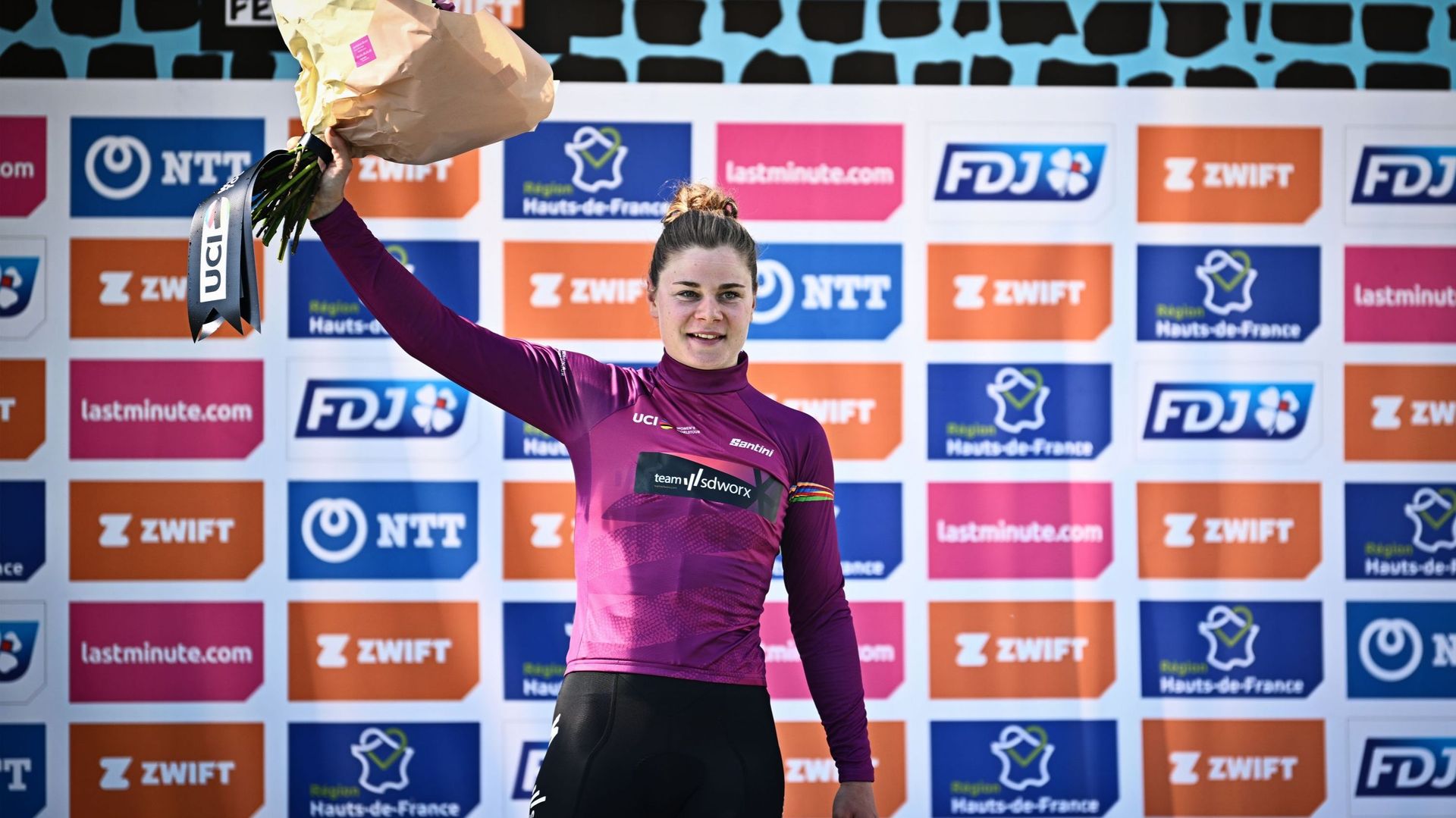 Lotte Kopecky avec le maillot de leader du World Tour sur le podium de Roubaix