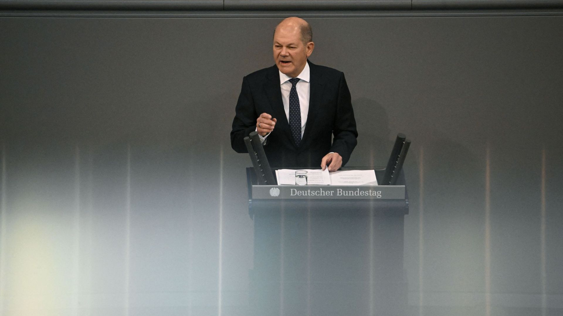 Le chancelier allemand Olaf Scholz s’adresse aux délégués lors d’une session du Bundestag (chambre basse du parlement), le 23 novembre 2022 à Berlin.
