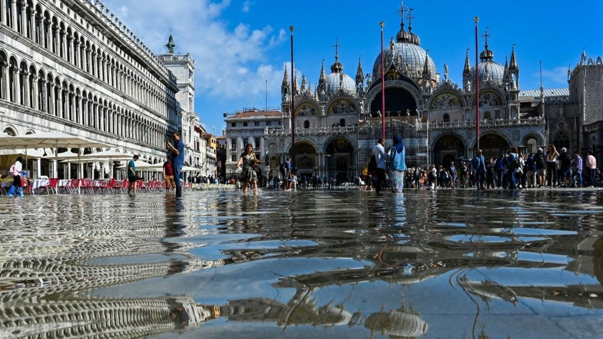La place Saint-Marc inondée par une marée haute, à Venise, le 27 septembre 2022.