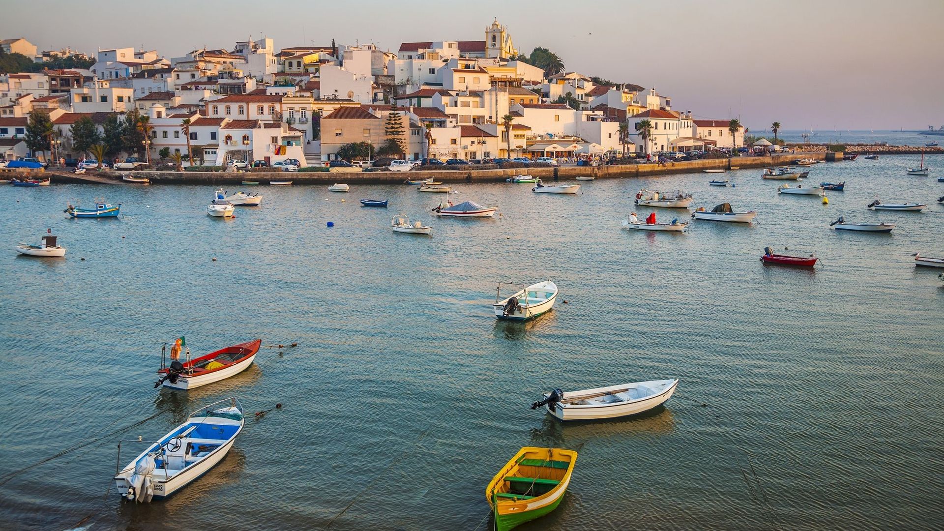 Le Portugal déconfine mais s'inquiète pour sa saison touristique.
