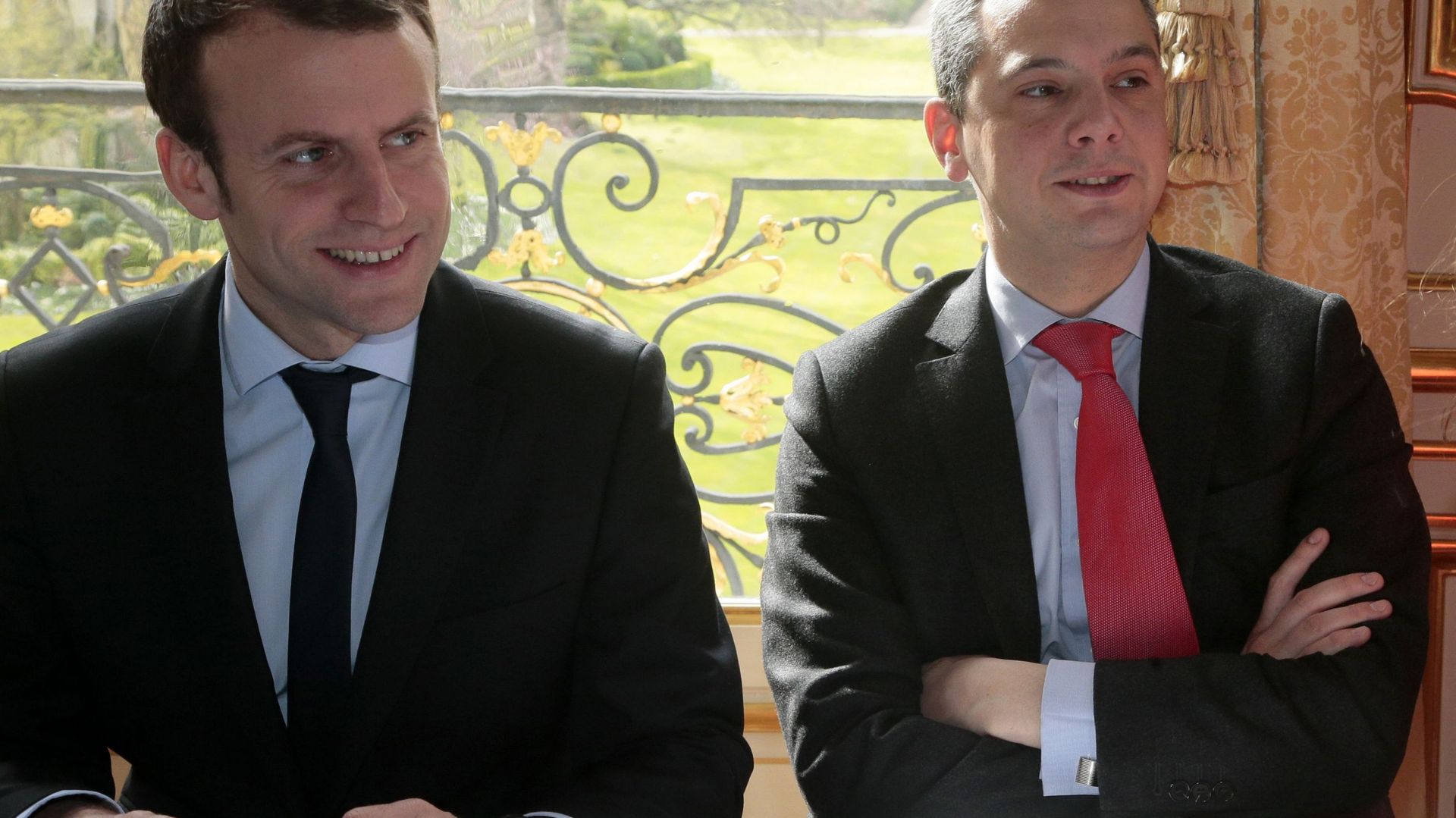 Emmanuel Macron (gauche) et son chef de cabinet de l'époque, Alexis Kohler (droite) assistent à une réunion a à l'hôtel Matignon à Paris le 7 mars 2016.