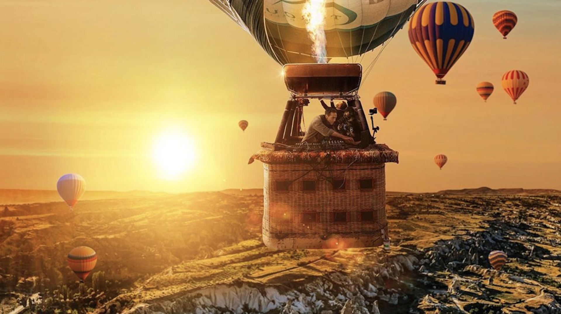 regardez-l-incroyable-dj-set-de-ben-bohmer-depuis-une-montgolfiere-survolant-une-region-historique-de-turquie