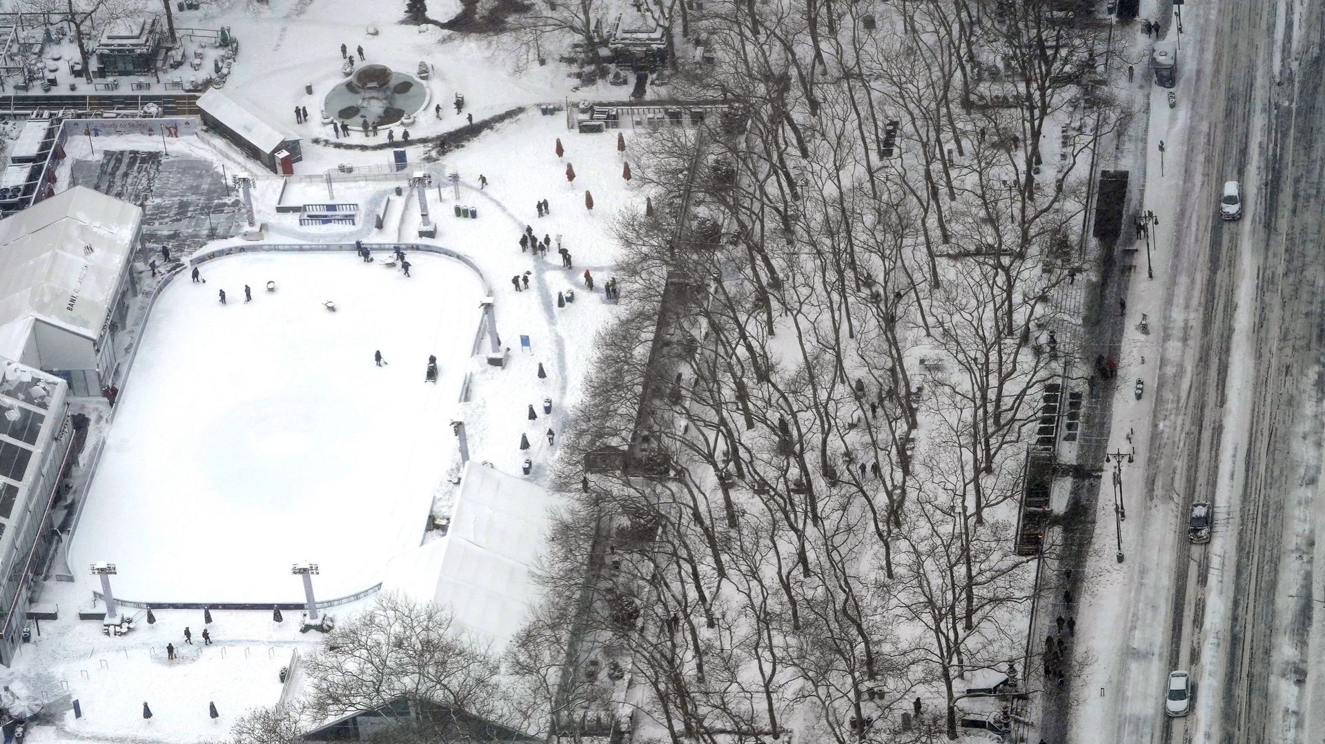 Des personnes visitent Bryant Park, vu depuis le Summit au One Vanderbilt Observation Deck, pendant une tempête de neige à New York, le 29 janvier 2022