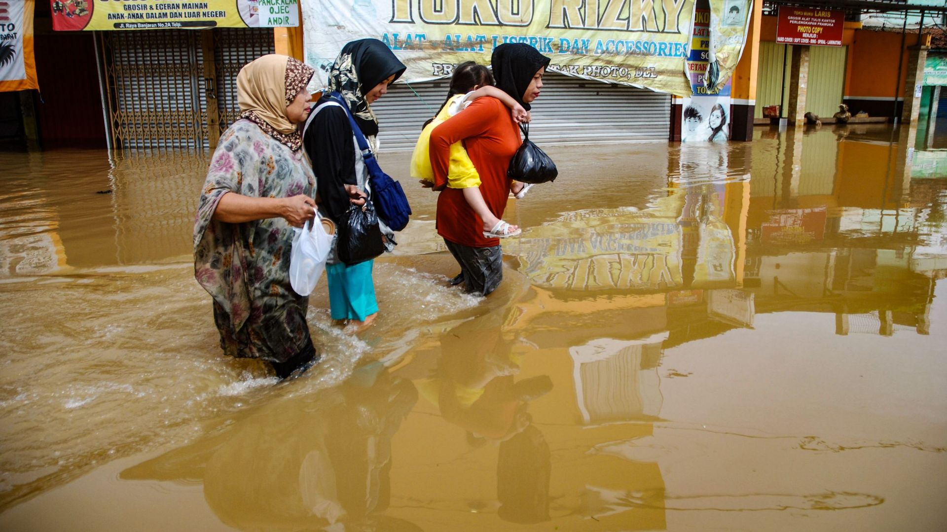 Le fleuve le plus pollué au monde déborde en Indonésie, les inondations engendrent la mort de deux personnes
