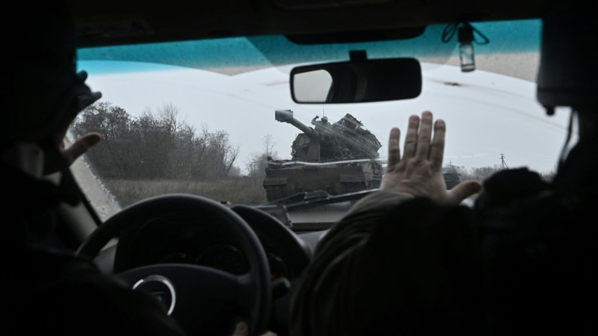 Des soldats ukrainiens sur la route du front est de l'Ukraine le 16 décembre 2022