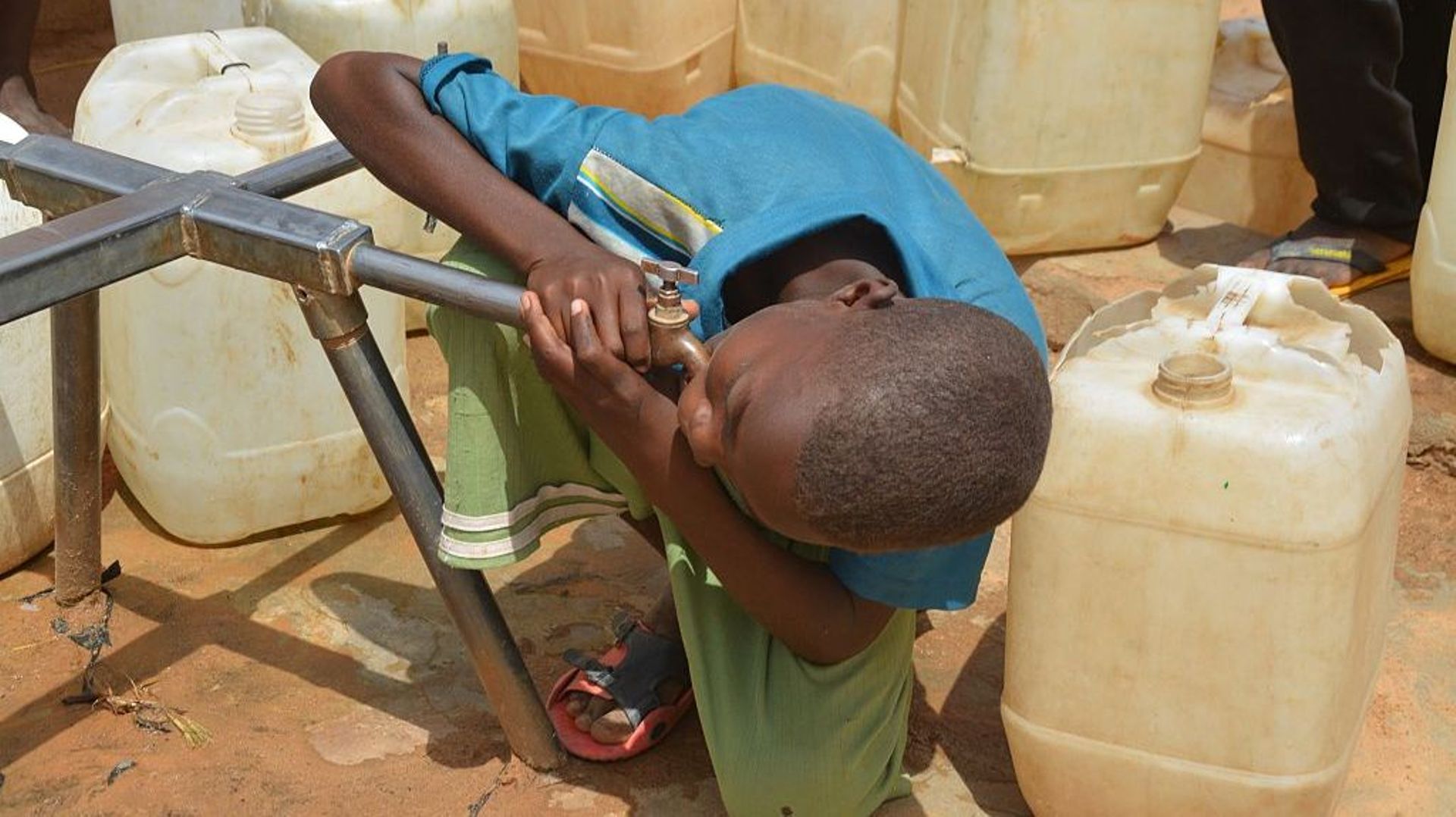Image d'illustration : Un enfant réfugié boit de l'eau d'un puits alors qu'il tente de vivre dans des conditions difficiles dans les camps de réfugiés soutenus par l'UNICEF au Darfour, au Soudan, le 26 septembre 2015.