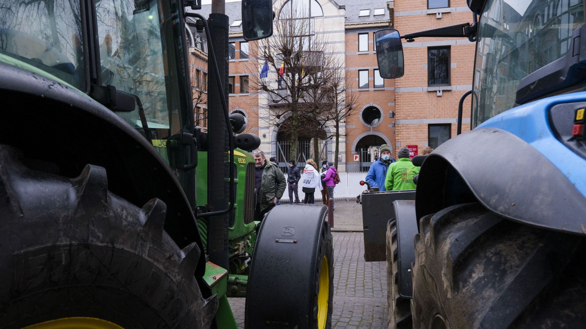 Plus de deux cents agriculteurs ont manifesté devant l'Elysette, à Namur, pour défendre une agriculture familiale.