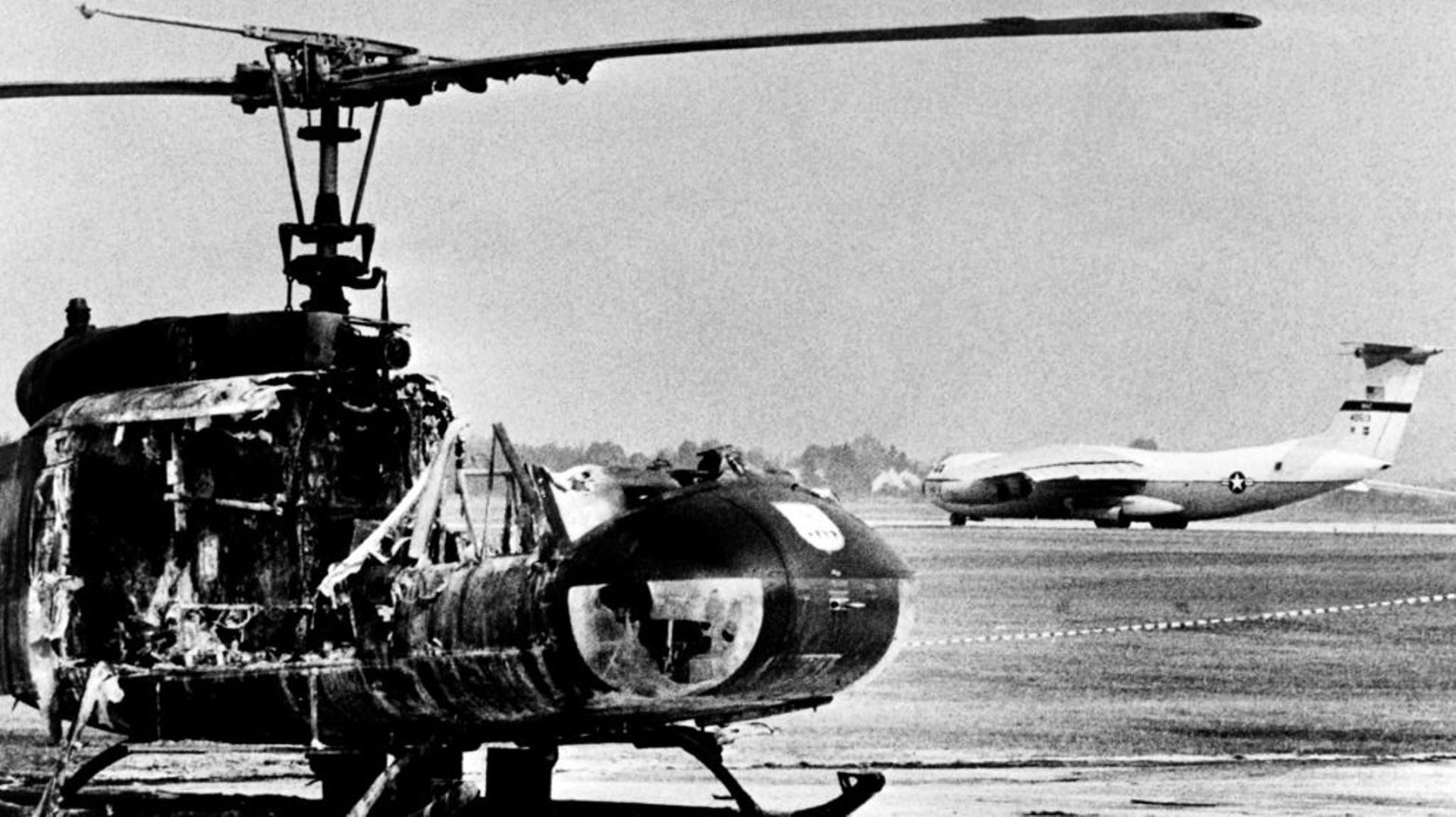 Un hélicoptère de l'armée incendié sur la base aérienne de Fuerstenfeldbruck, le 7 septembre 1972, après une attaque terroriste palestinienne pendant les Jeux Olympiques de Munich