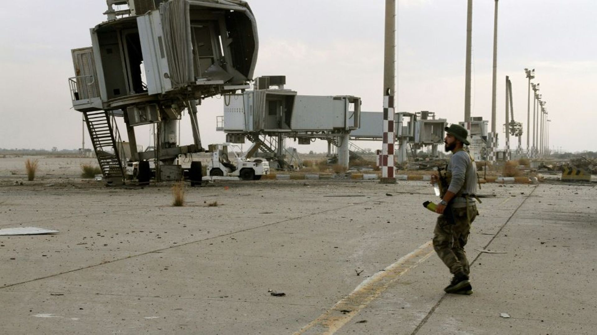 Un combattant loyal au Gouvernement d'union nationale libyen après la reprise de l'aéroport international de Tripoli, le 3 juin 2020