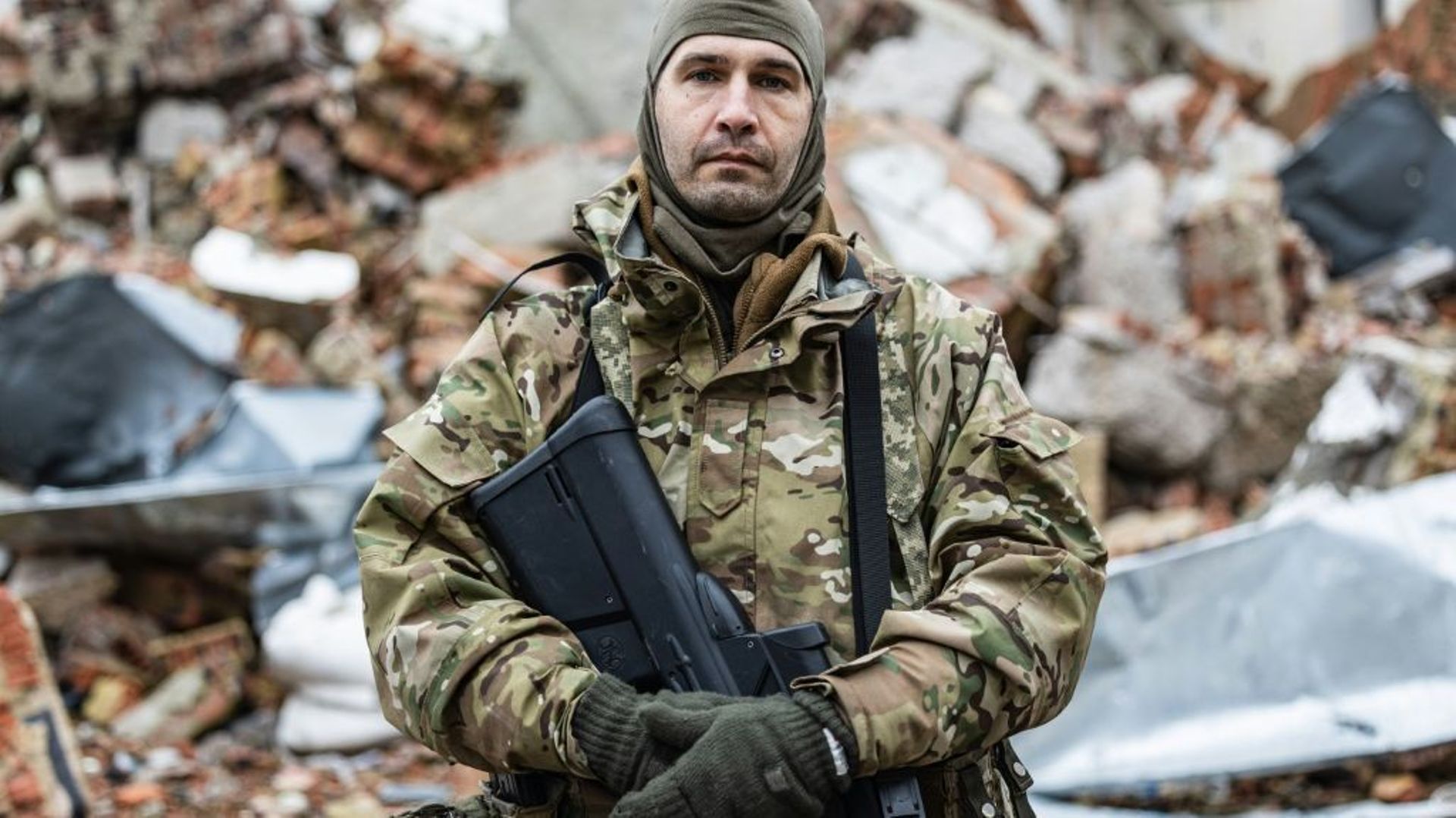"Caesar", 50 ans, un Russe qui a rejoint la légion "Liberté de la Russie" pour combattre avec l'armée ukrainienne, à Dolina, dans l'est de l'Ukraine, le 26 décembre 2022.