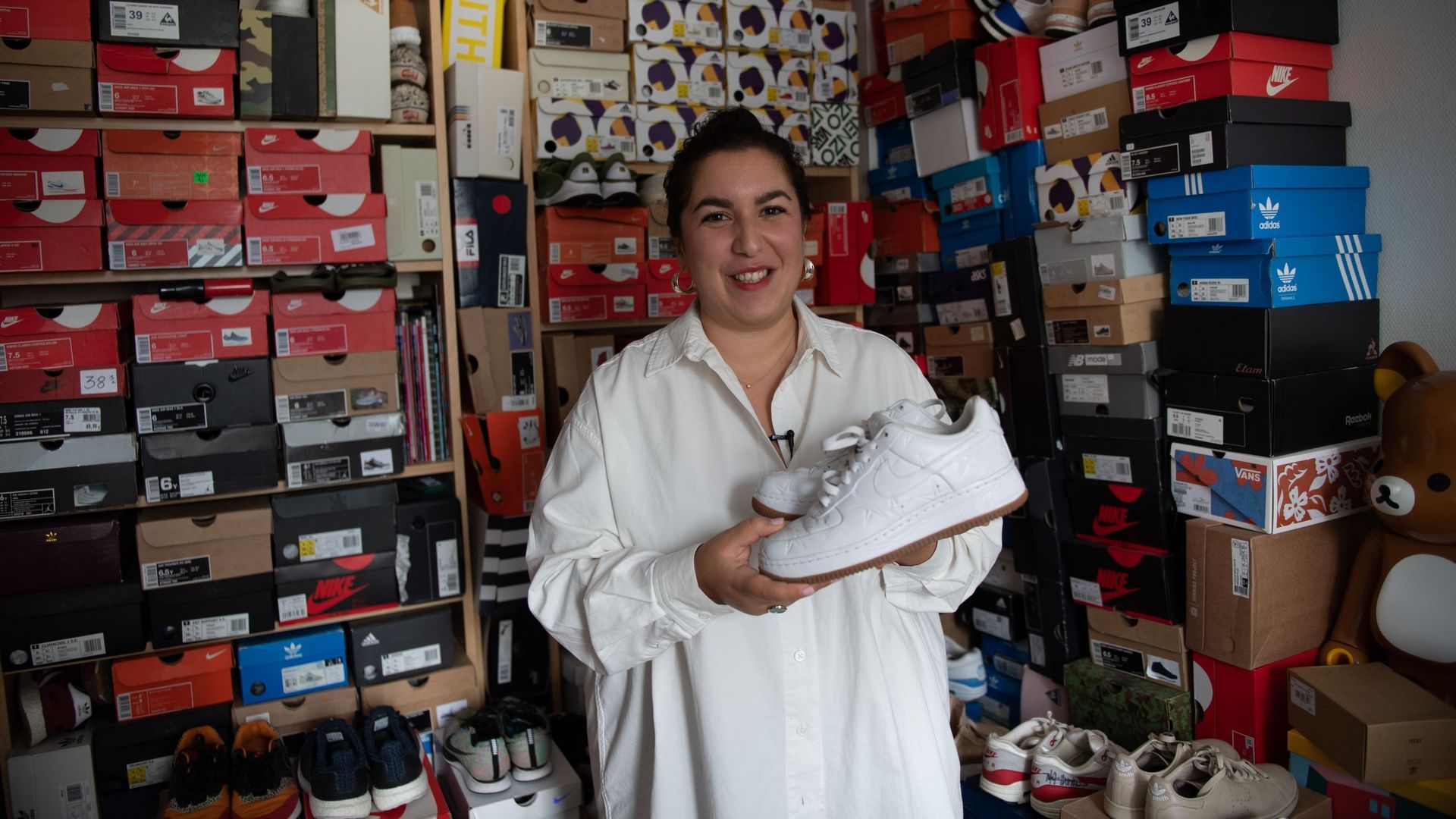 Dans son appartement, où elle stocke ses 550 paires de sneakers, la blogueuse Amel Mainich-Moreaux évoque un véritable "engrenage".