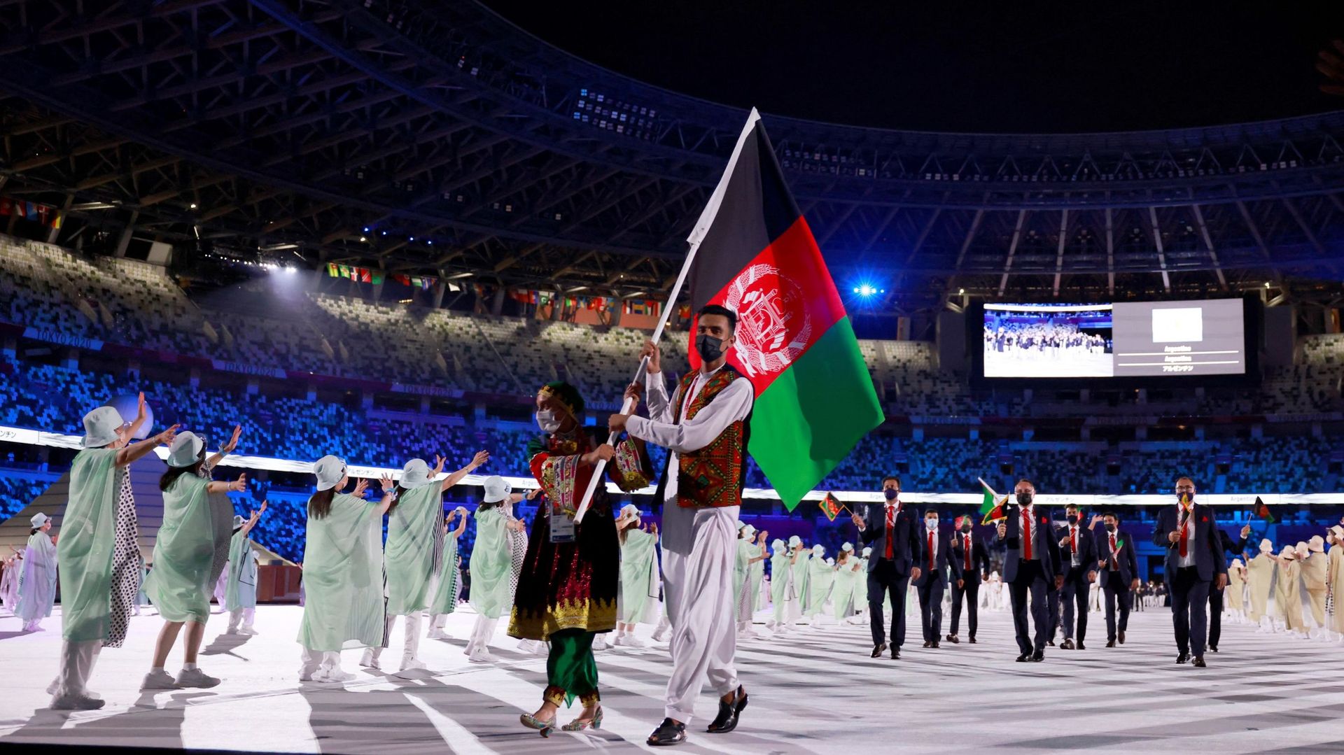 Le drapeau afghan porté lors de la cérémonie des jeux olympiques