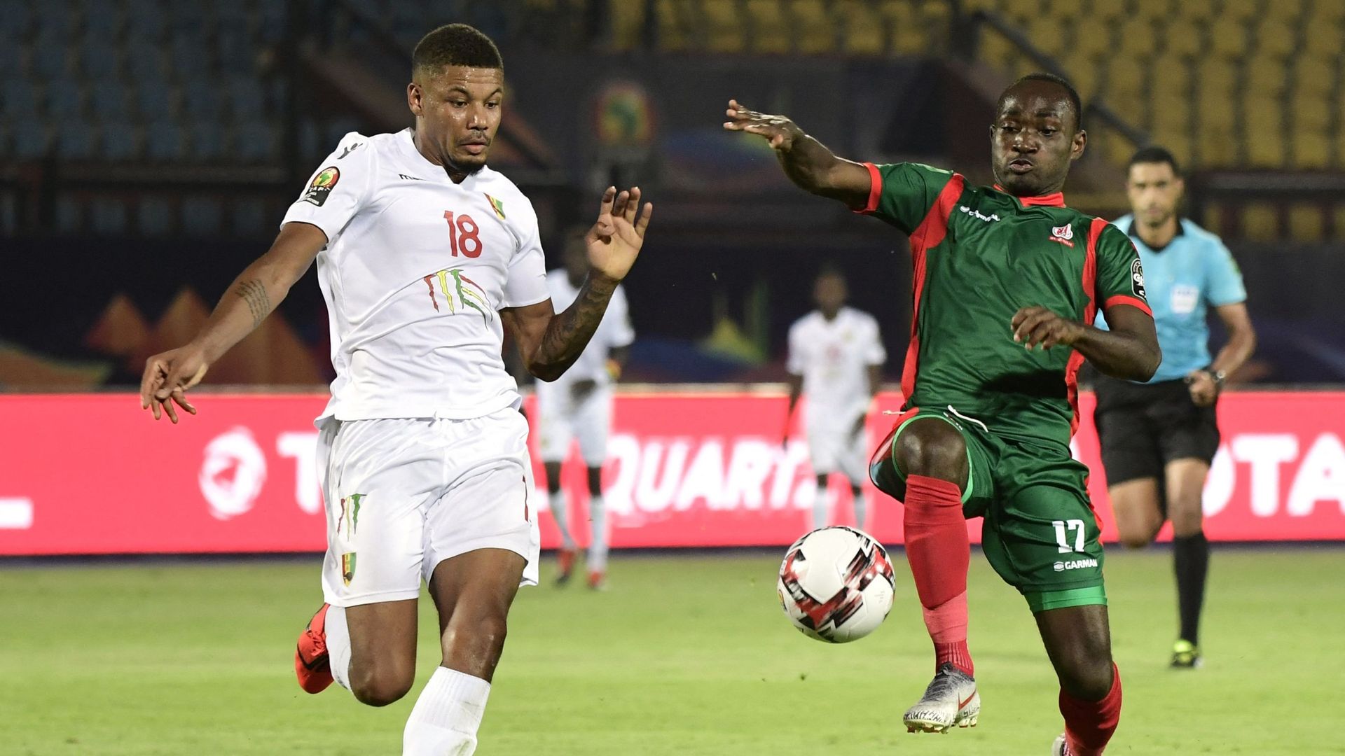 Mikael Dyrestam (à gauche) en action avec le maillot de la Guinée.