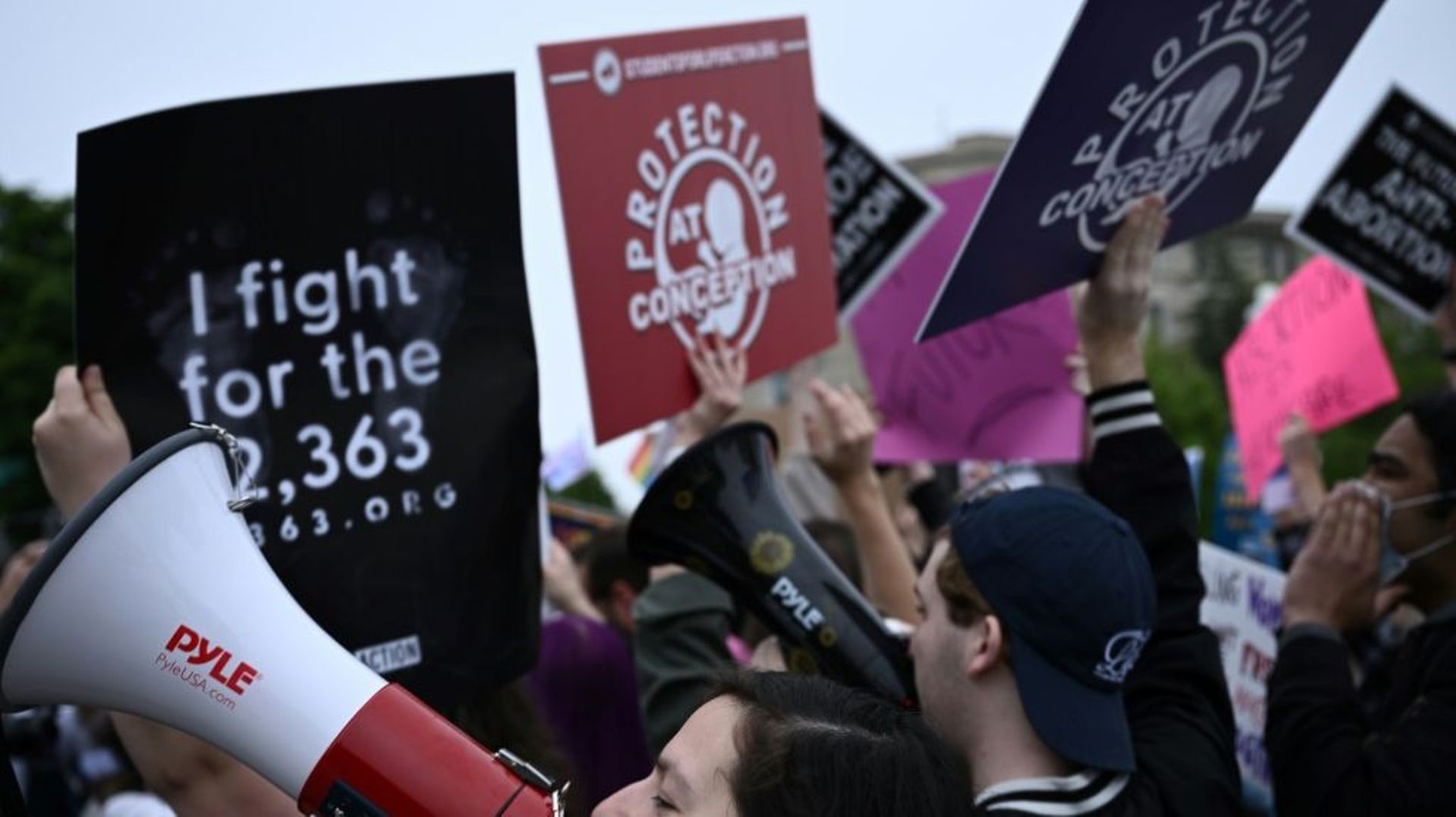 Des manifestants anti-avortement rassemblés devant la Cour suprême, le 3 mai 2022