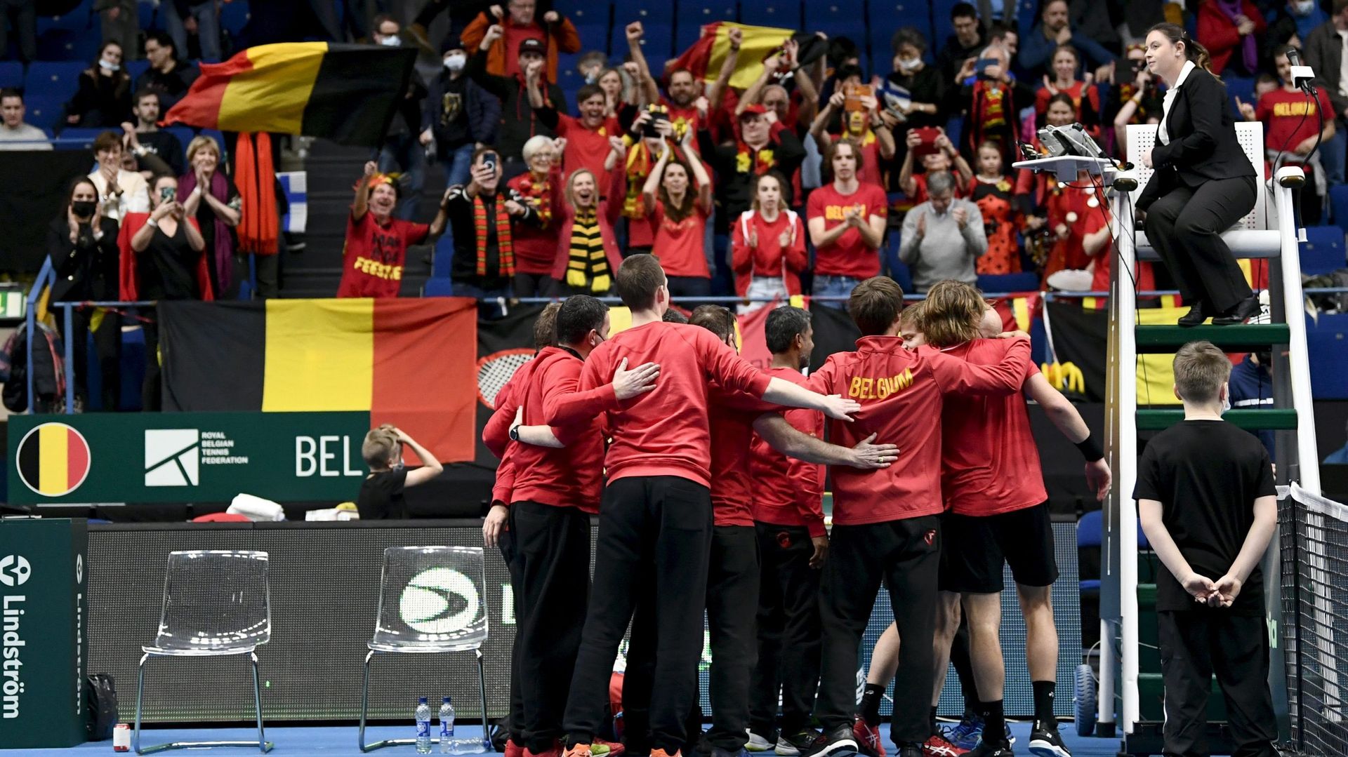 L'équipe belge de Coupe Davis célèbre sa victoire contre la Finlande
