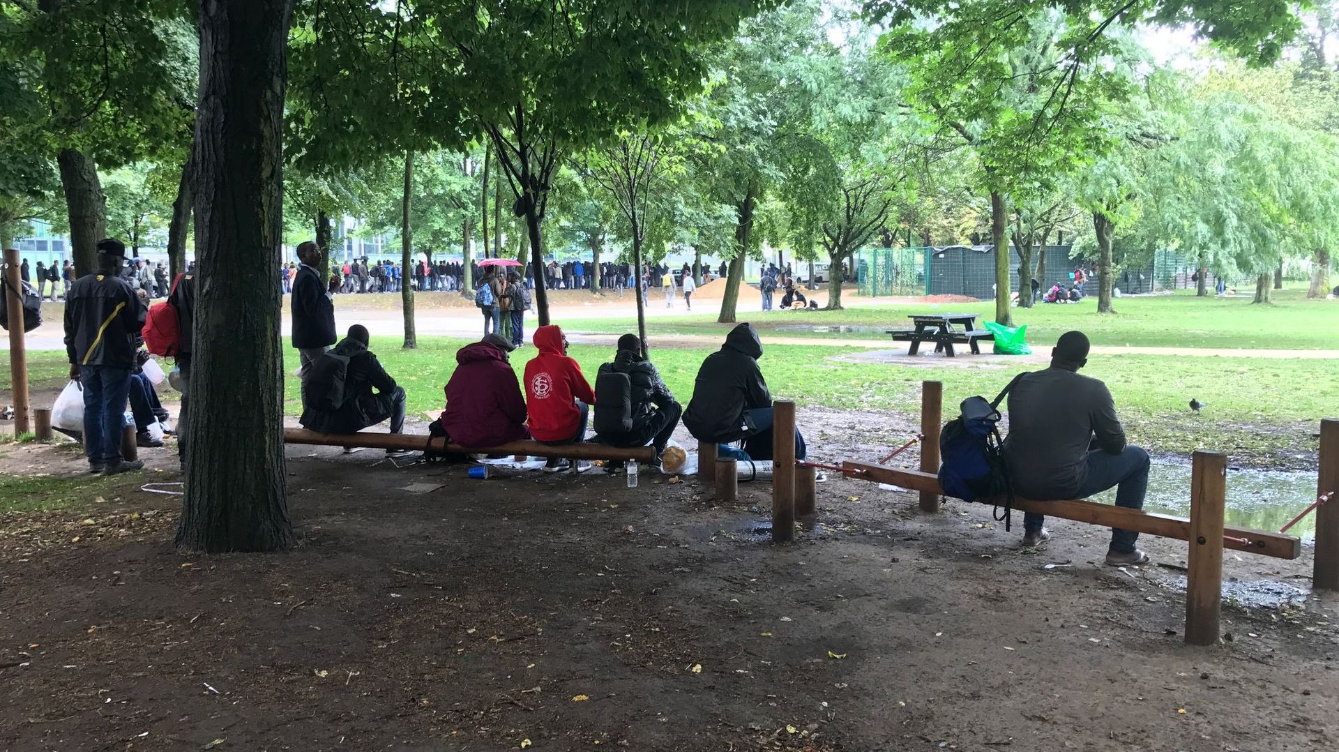 Au moins 400 réfugiés attendent dans le parc Maximilien ou aux alentours l'occasion de passer en Angleterre, sans abri. 