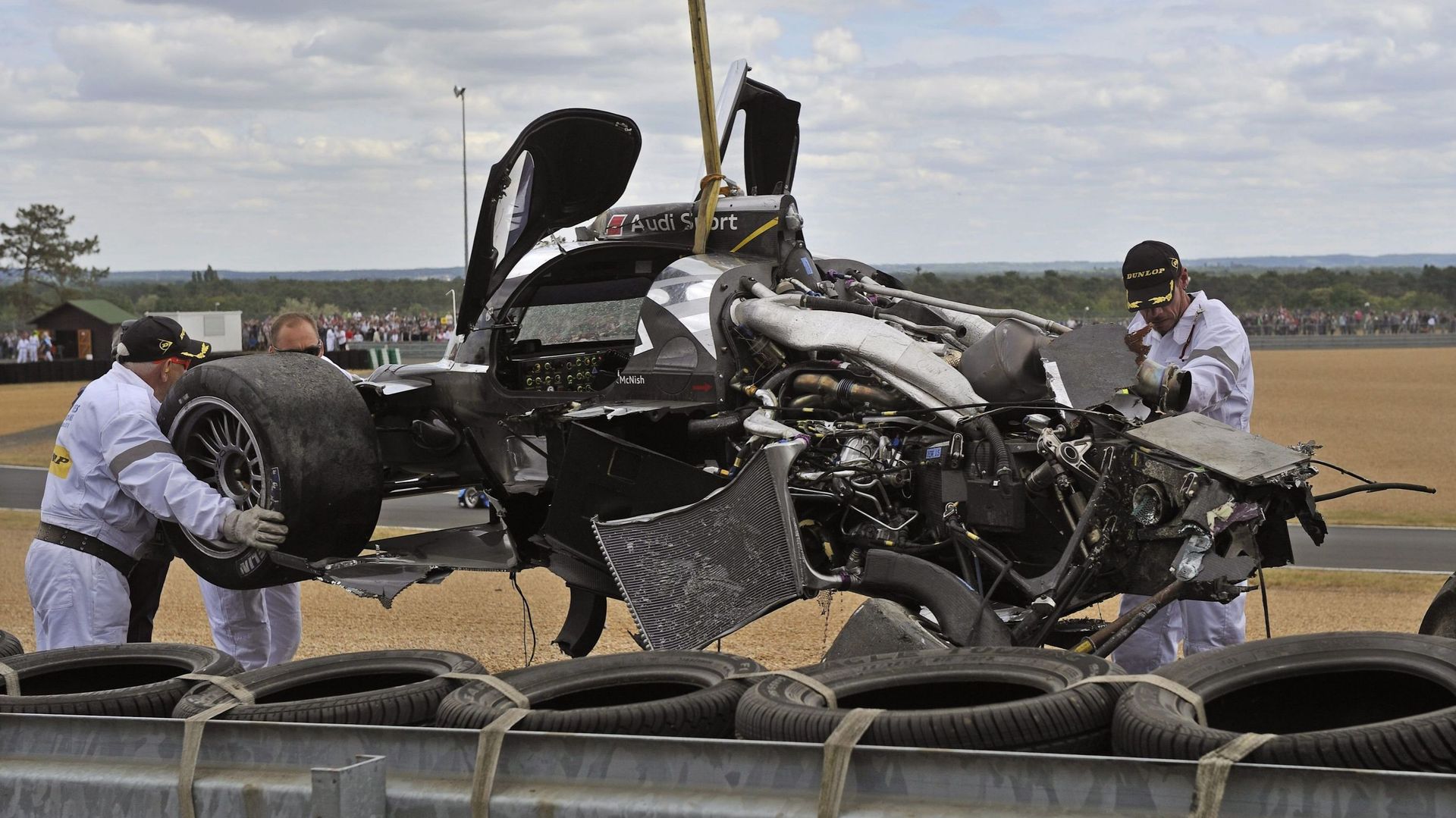 Enorme crash de McNish lors du Mans 2011.