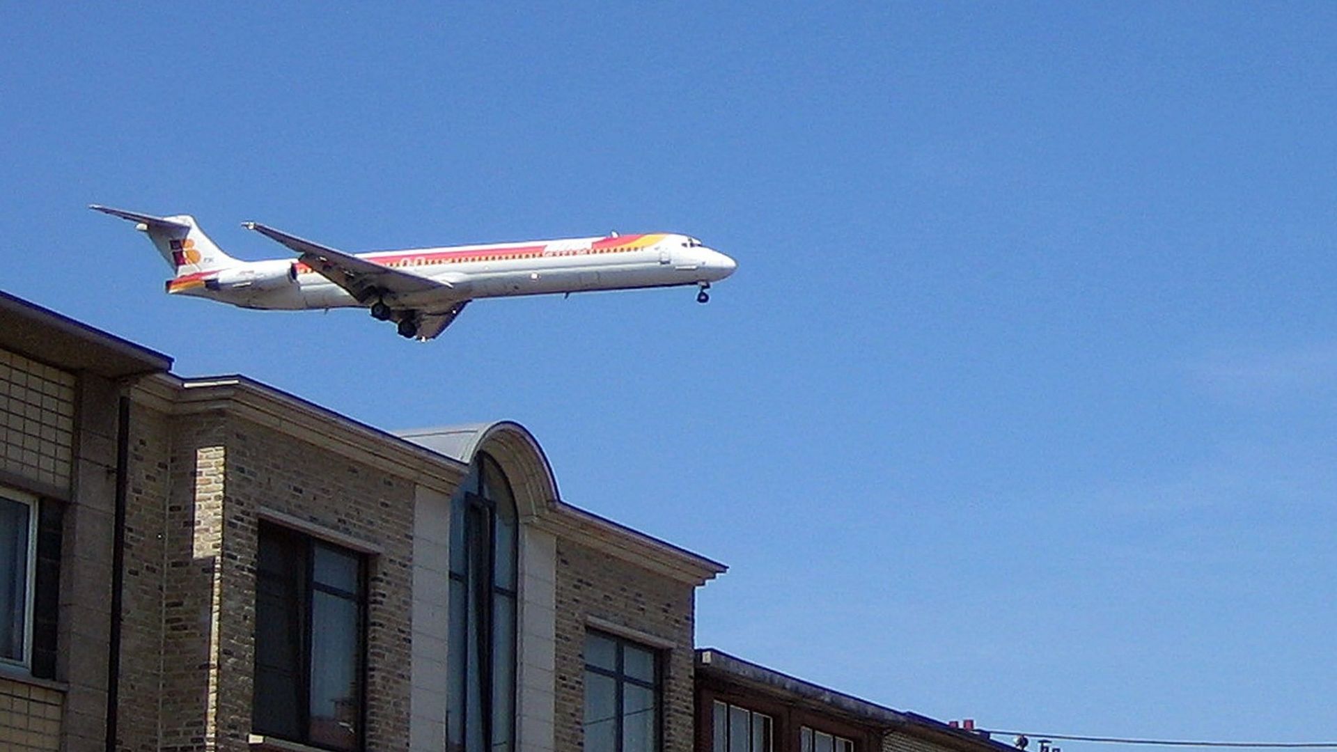 Un avion survolant un quartier résidentiel de Zaventem, non-loin de l'aéroport de Brussels Airport. 