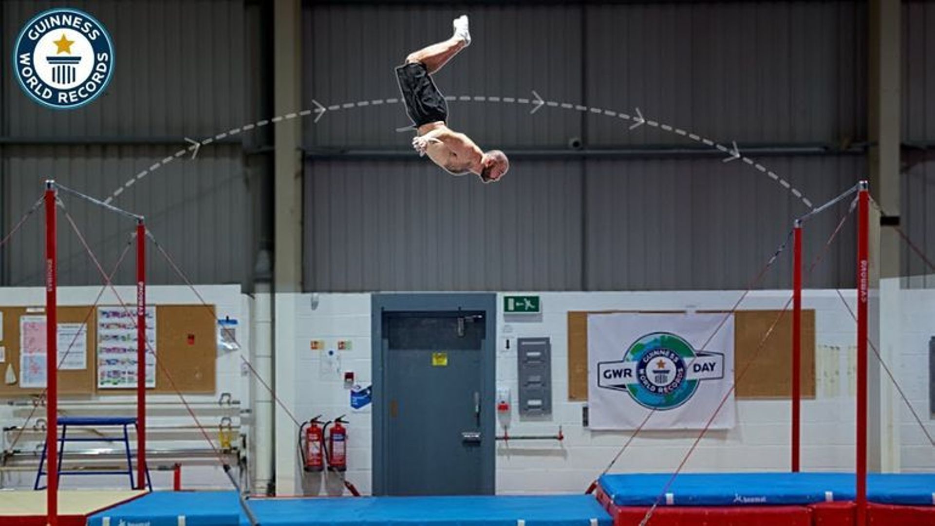 Le gymnaste britannique Ashley Watson s’envole sur 6 mètres de long et bat son propre record du monde du plus long backflip entre deux barres.