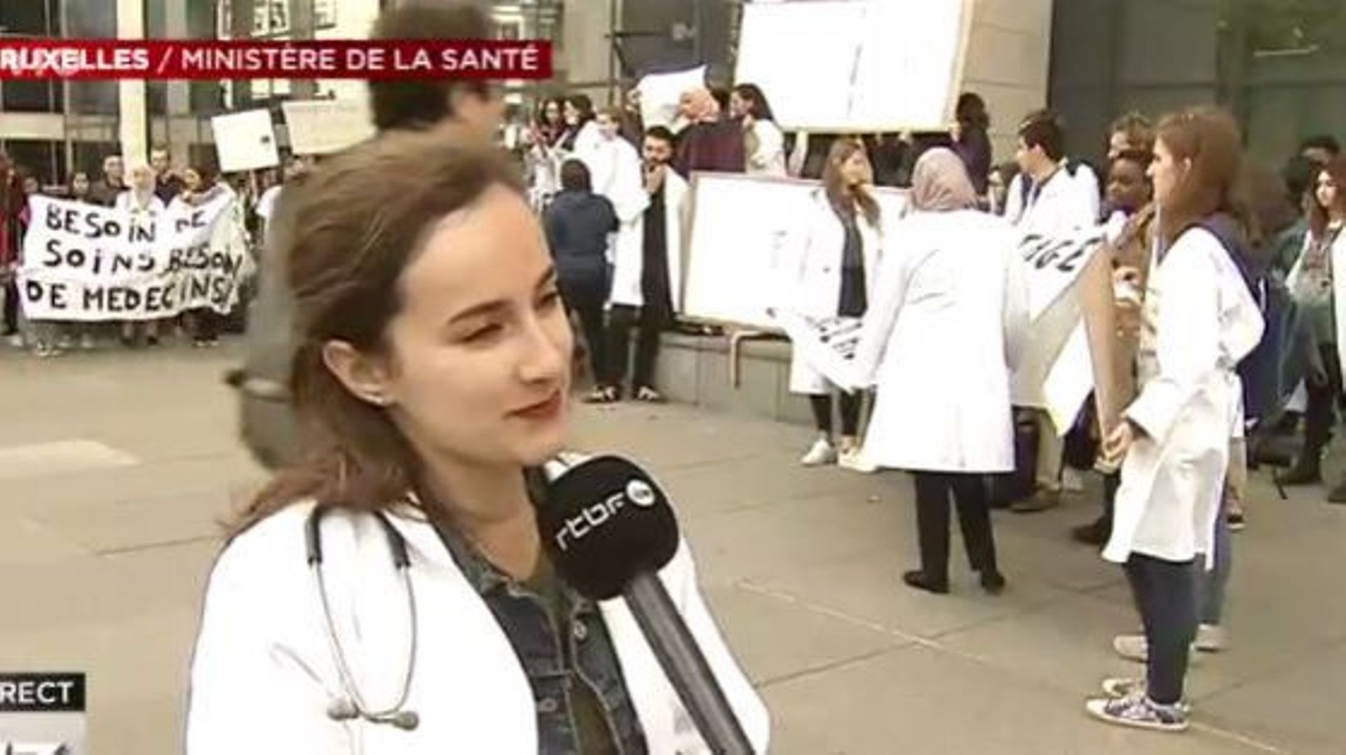 Des étudiants en médecine recalés manifestent contre l'absurdité du système