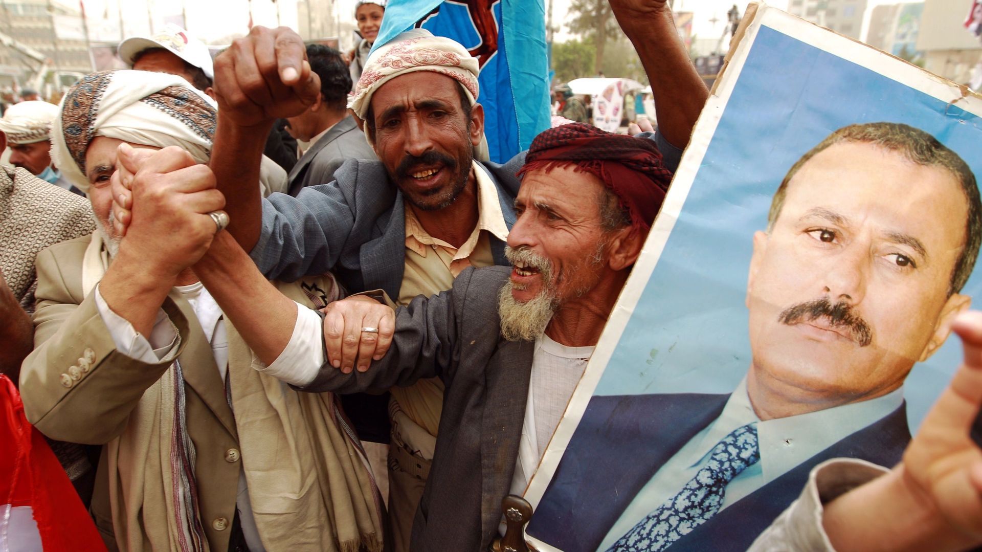 Des partisans de l'ancien président Ali Abdallah Saleh brandissent son portrait durant une manifestation à Sanaa.