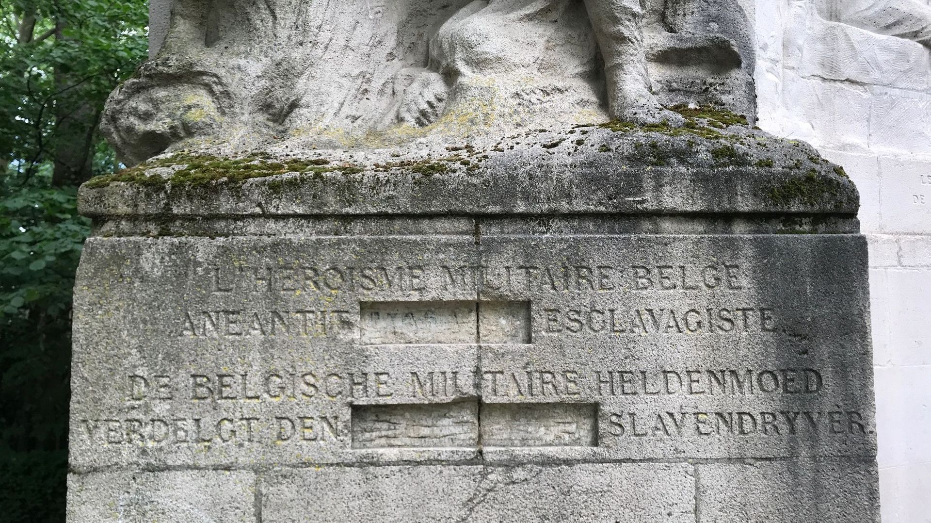 "L'héroïsme militaire belge anéantit l'Arabe esclavagiste" : le monument doublement polémique du Parc du Cinquantenaire