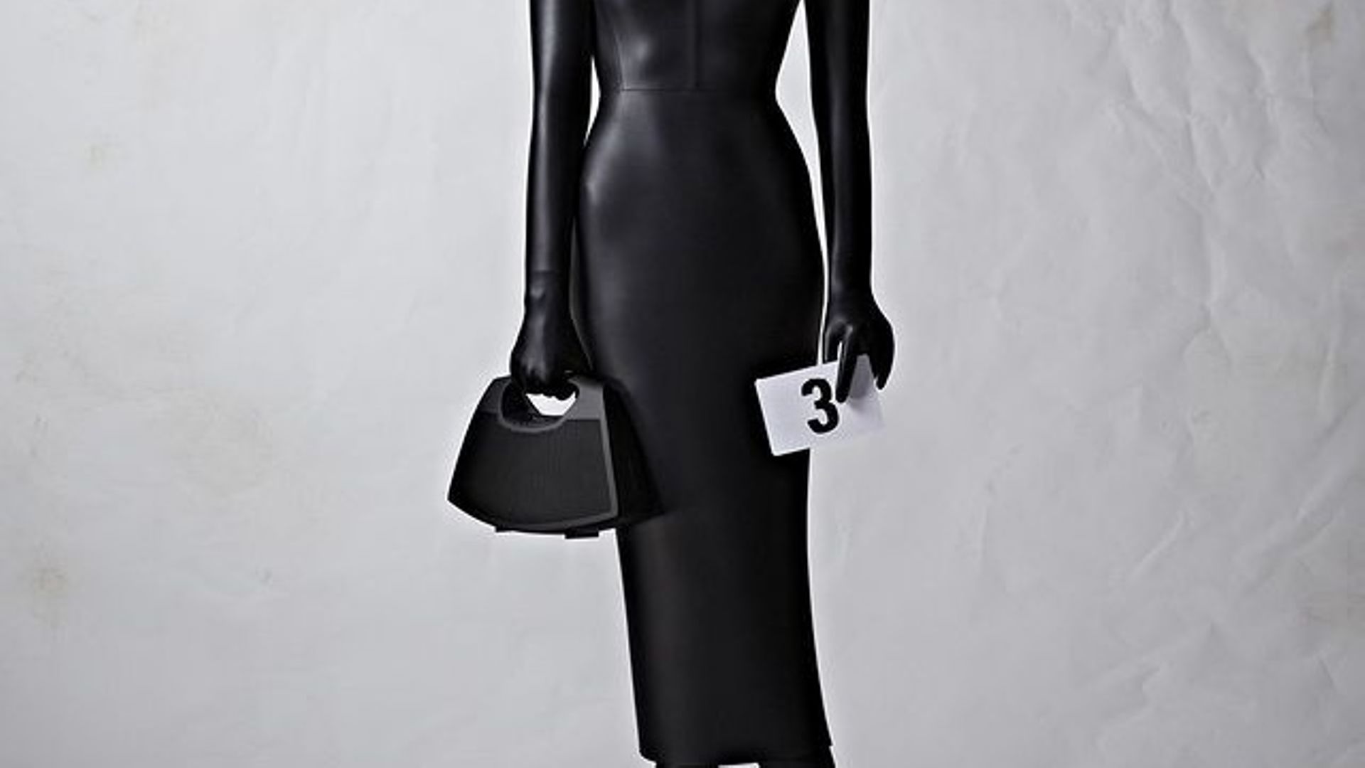 Lors de son dernier défilé haute couture, la maison Balenciaga a présenté un sac-enceinte, le it-bag de la rentrée.