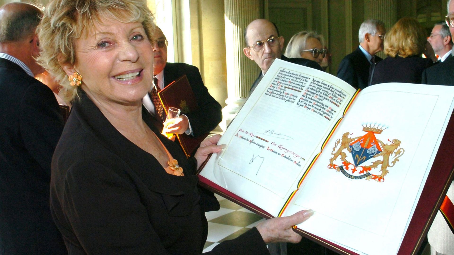 Annie Cordy présente ses armes et ses lettres patentes en 2005 à Laeken.