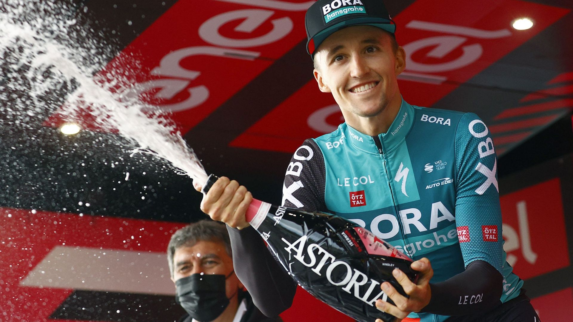 Le coureur australien Jai Hindley célèbre le podium avec du champagne après avoir remporté la 9e étape du Giro 2022.