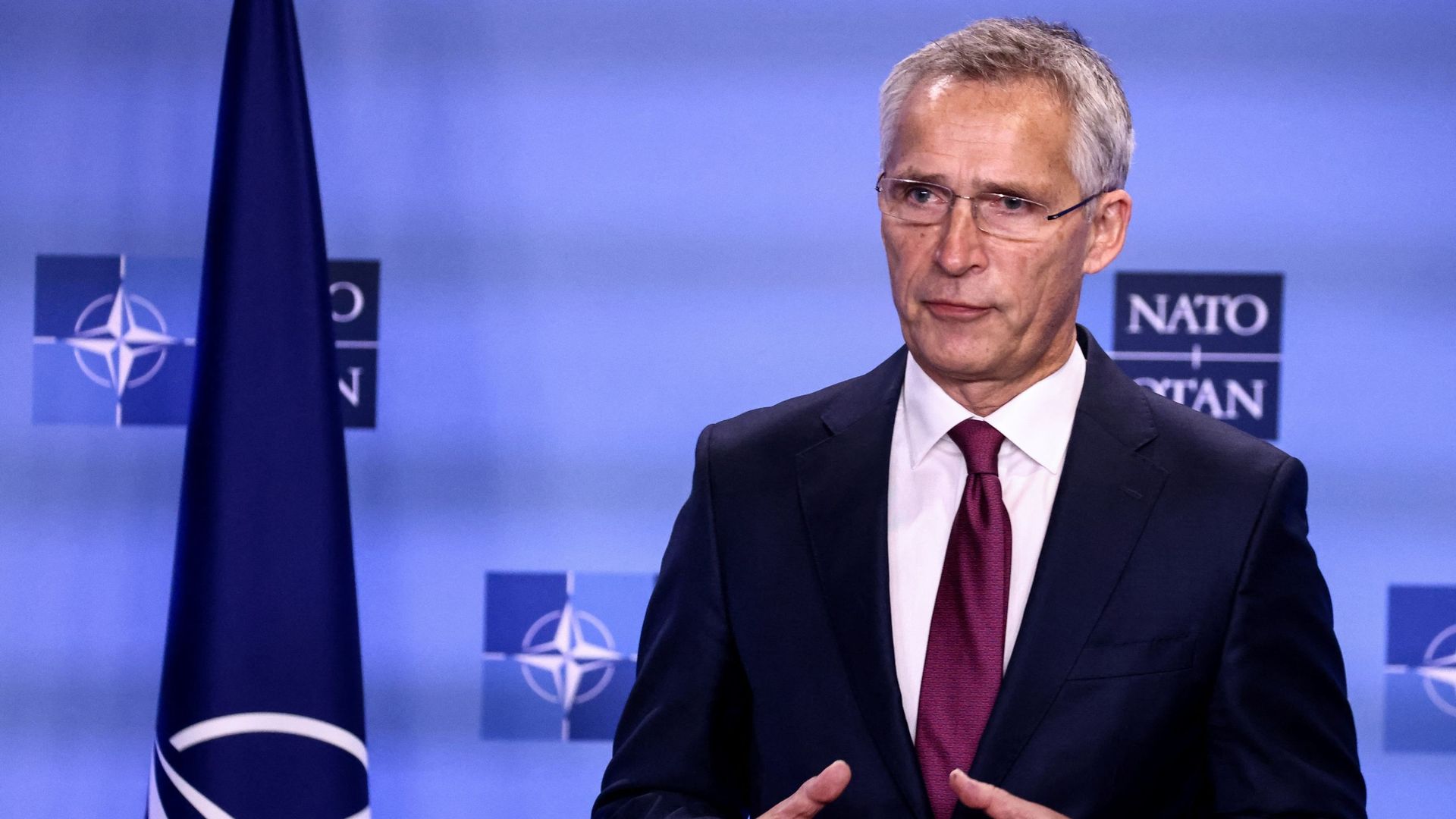 Le secrétaire général de l'OTAN, M. Jens Stoltenberg, s'exprime lors d'une conférence de presse avec le secrétaire américain à la Défense, au deuxième jour d'une réunion des ministres de la Défense de l'Alliance, au siège de l'OTAN, à Bruxelles, le 13 oct