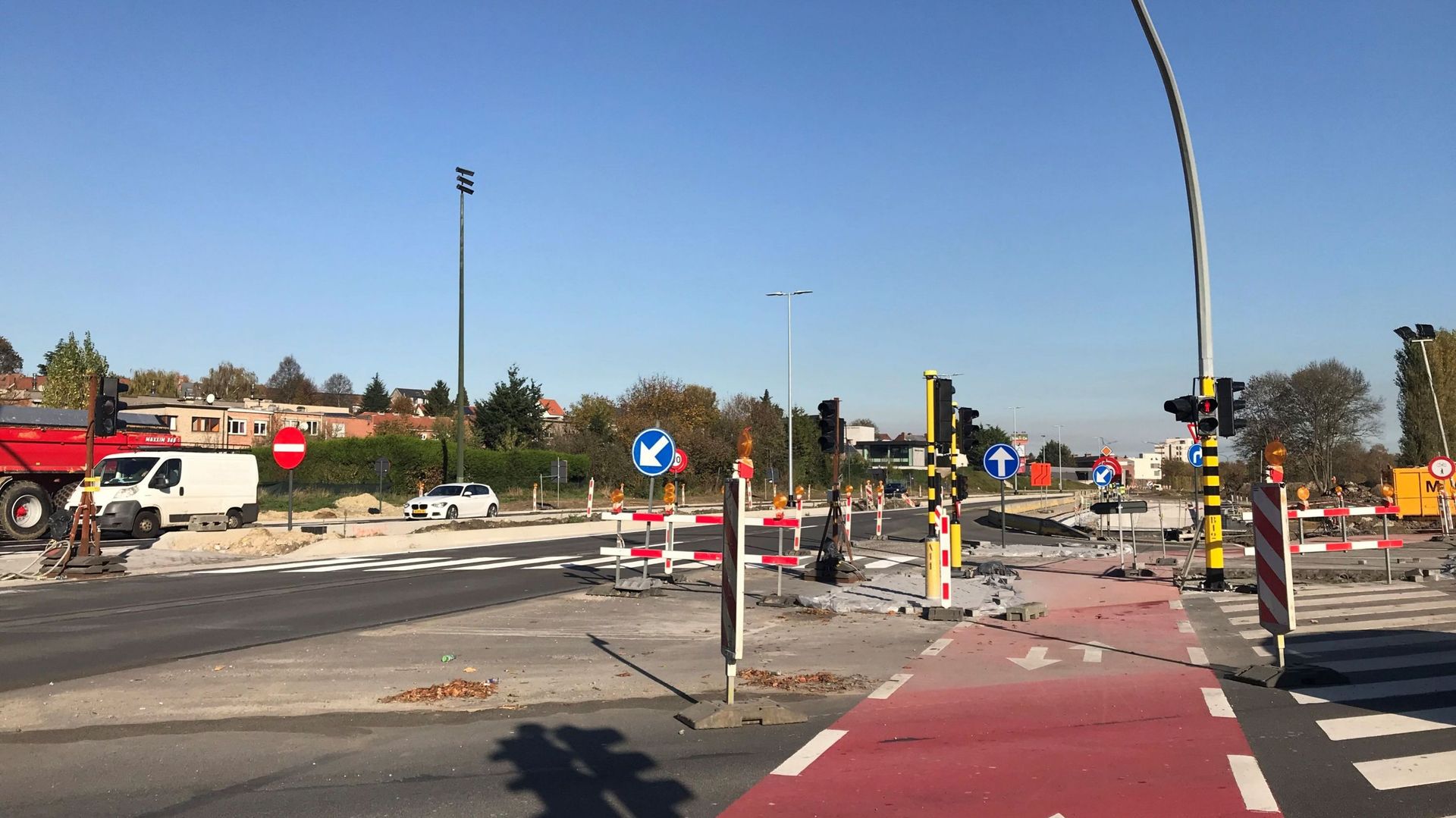 A Kraainem, le réaménagement du carrefour entre le boulevard de la Woluwe et la chaussée de Louvain est presque terminé