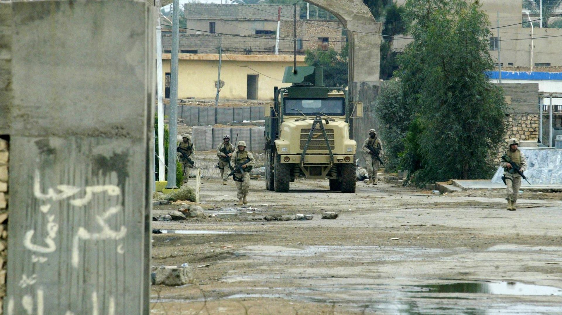 Des soldats américains patrouillent dans la ville irakienne d’al-Qaem, à la frontière avec la Syrie, en face du poste frontière syrien d’al-Bukamal, à 650 km au nord-est de Damas, le 6 novembre 2004. Les Etats-Unis ont accusé à plusieurs reprises Damas de
