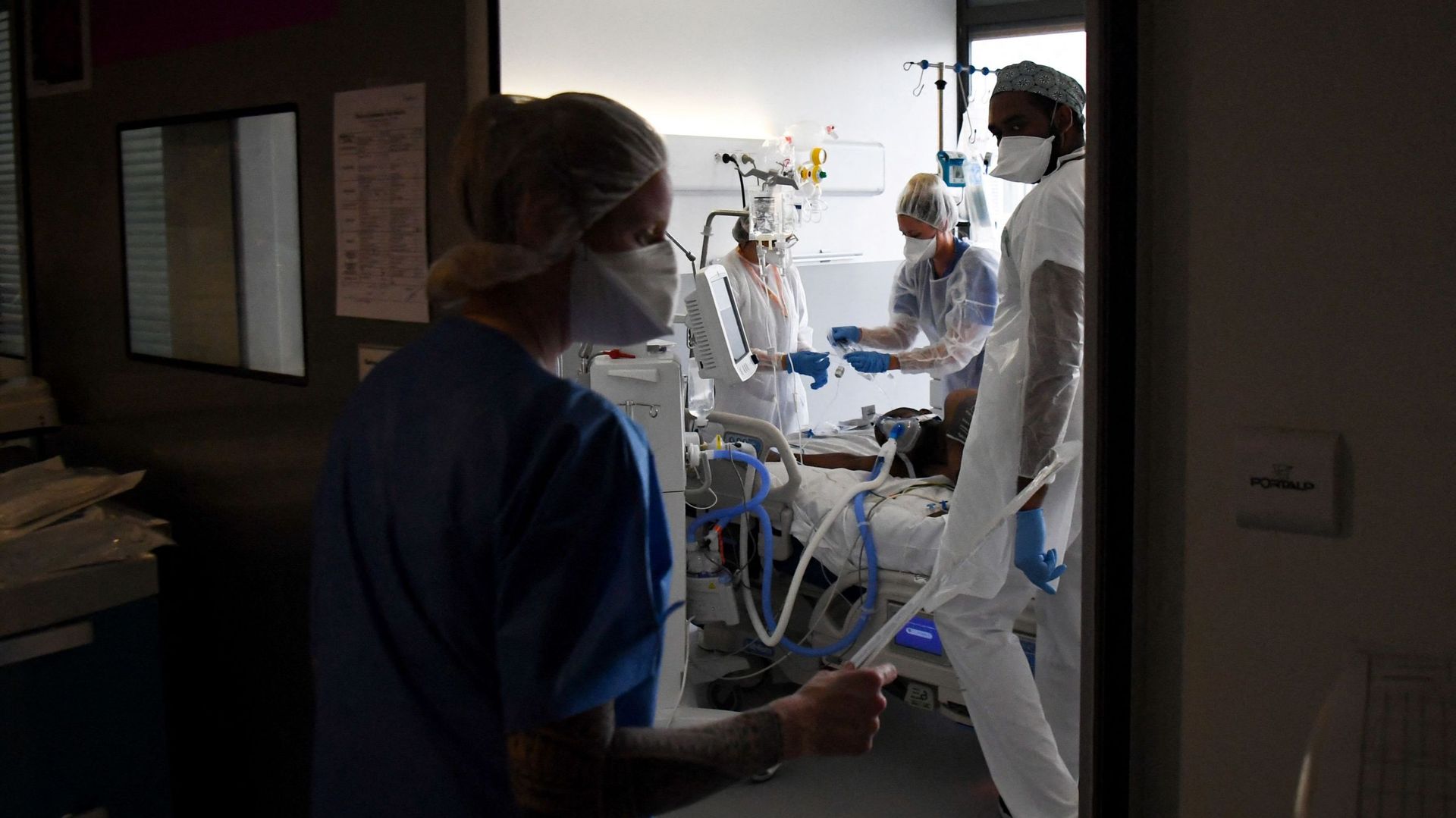Des membres du personnel médical s'occupent d'un patient Covid-19 sous assistance respiratoire, dans une chambre du service de réanimation du centre hospitalier universitaire (CHU) Pierre Zobda-Quitman de Fort-de-France, sur l'île française de la Martiniq