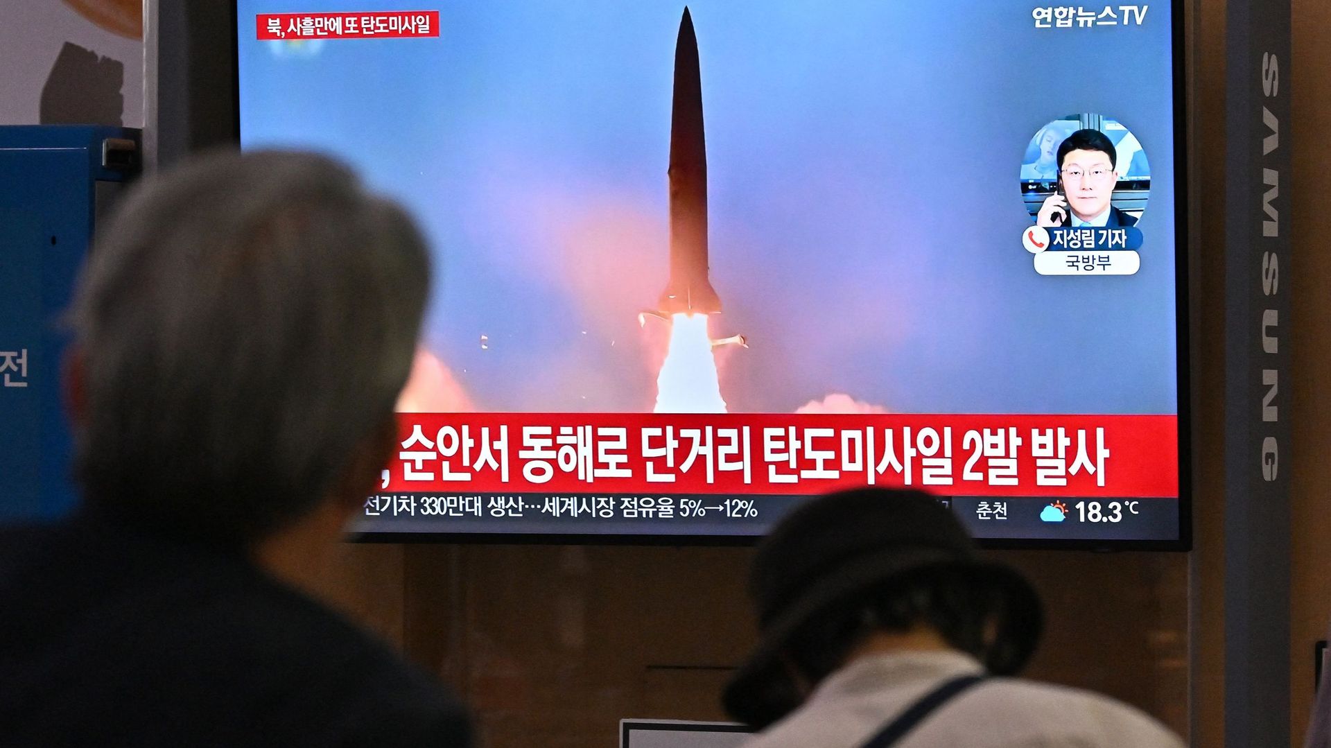 Des spectateurs regardent un tir de missile sur un téléviseur à Séoul