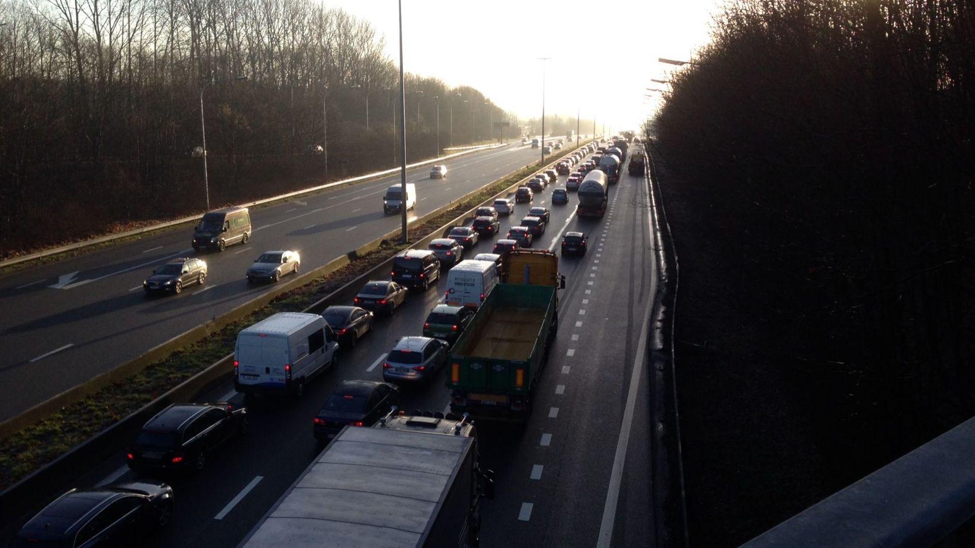 Des plaques de verglas ont généré des kilomètres de file et de nombreux accidents sur les routes belges, ce vendredi matin