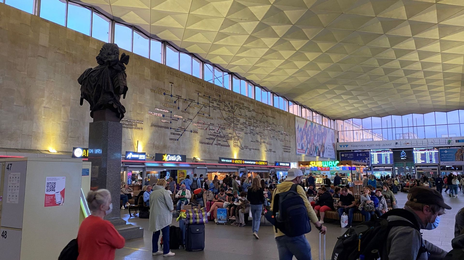 Le buste de Pierre le Grand a remplacé celui de Lénine dans le grand hall de la gare Moskovsakya à Saint-Péterbourg
