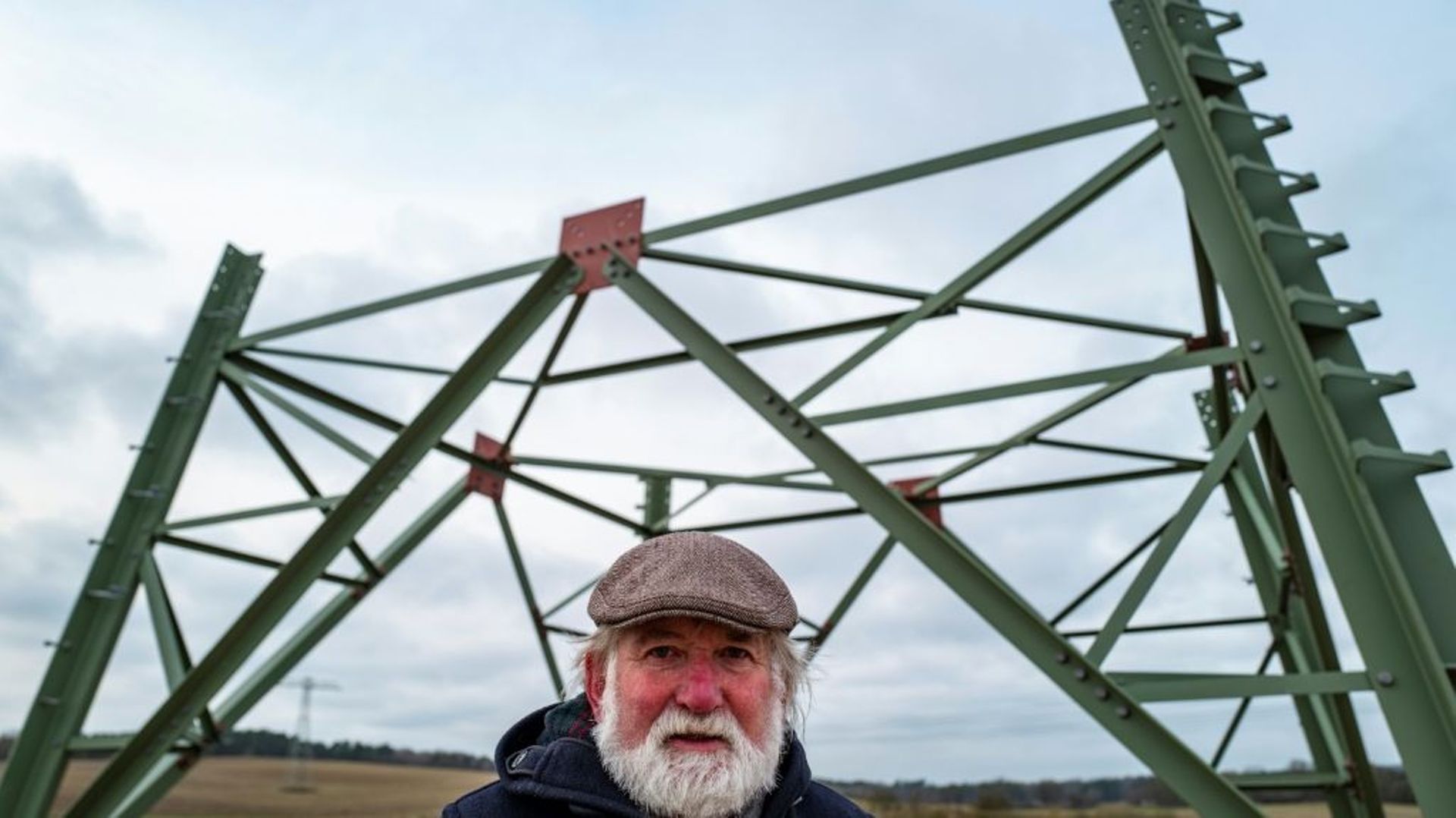 Le militant écologiste Hartmut Lindner devant la base d’un pylône électrique non terminé, le 3 décembre 2021 près de Golzow, en Allemagne