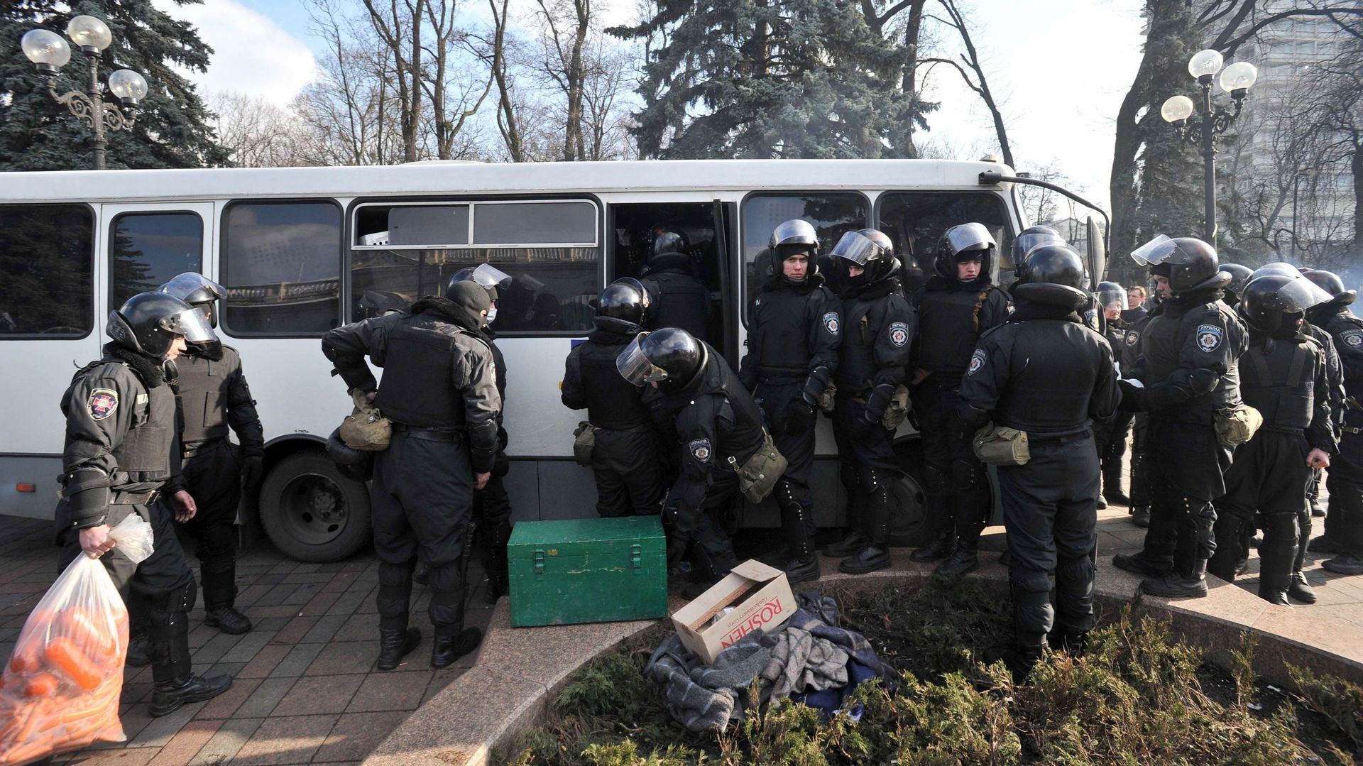 Les forces de l’ordre quittent les abords du parlement ukrainien à Kiev