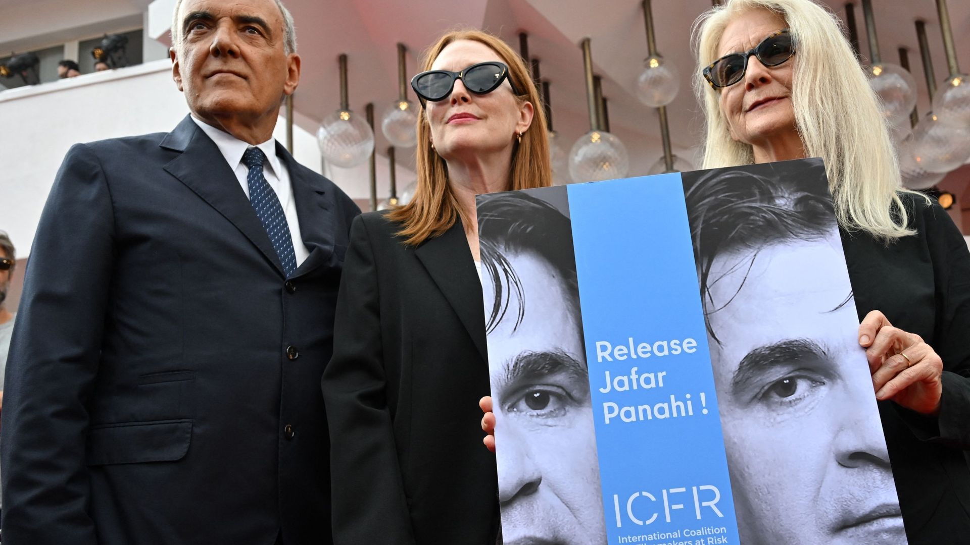 La présidente du Jury de la Mostra 2022, le directeur de la Mostra, et l’actrice Julianne Moore demandaient la libération du réalisateur iranien en septembre 2022.