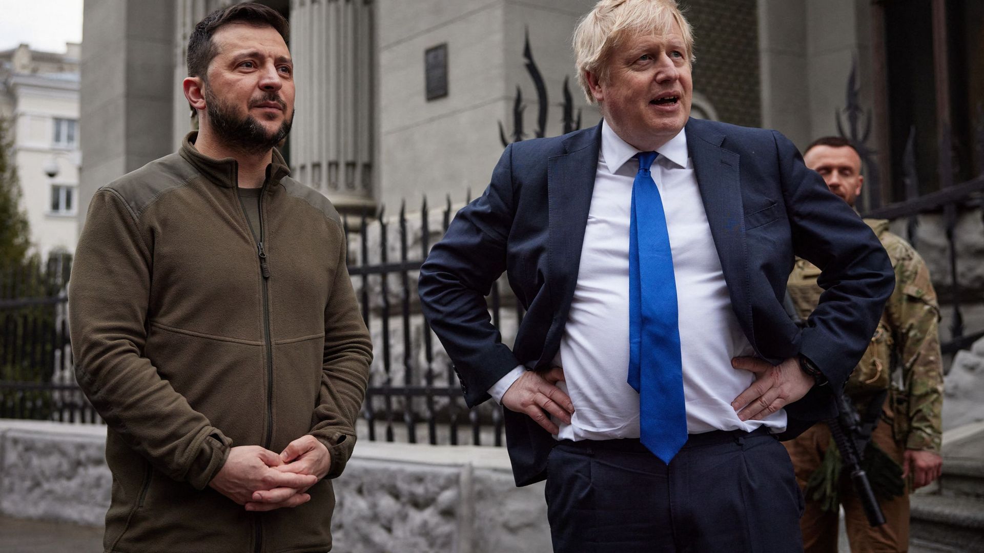 Une photo publiée par le service de presse de la présidence ukrainienne montre le Premier ministre britannique Boris Johnson (à droite) et le président ukrainien Volodymyr Zelensky (à gauche) discutant après avoir marché dans le centre de Kiev, le 9 avril