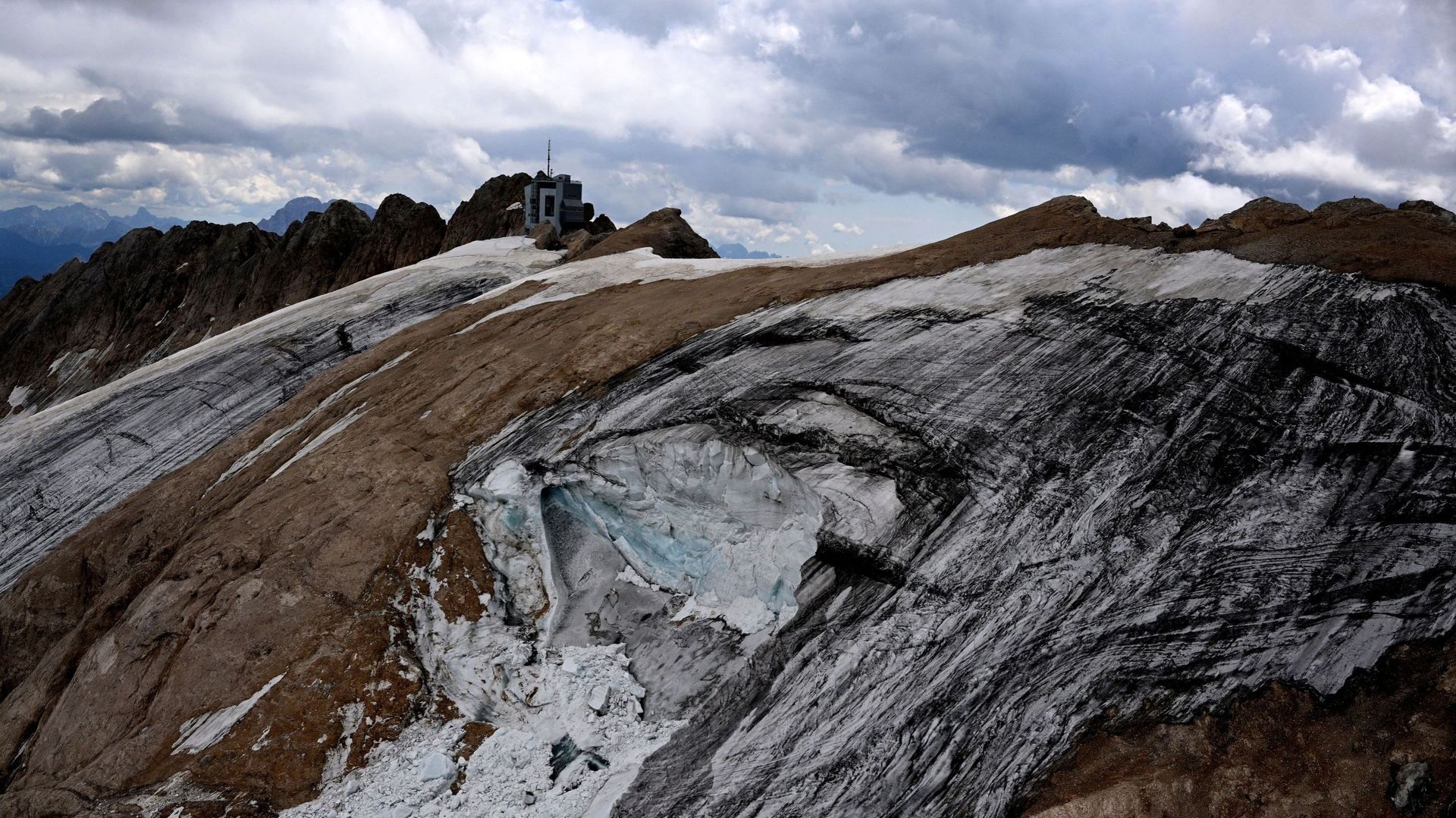 Le glacier de Punta Rocca qui s'est effondré sur la montagne de Marmolada après qu'une température record de 10 degrés Celsius (50 degrés Fahrenheit) ait été enregistrée au sommet du glacier.