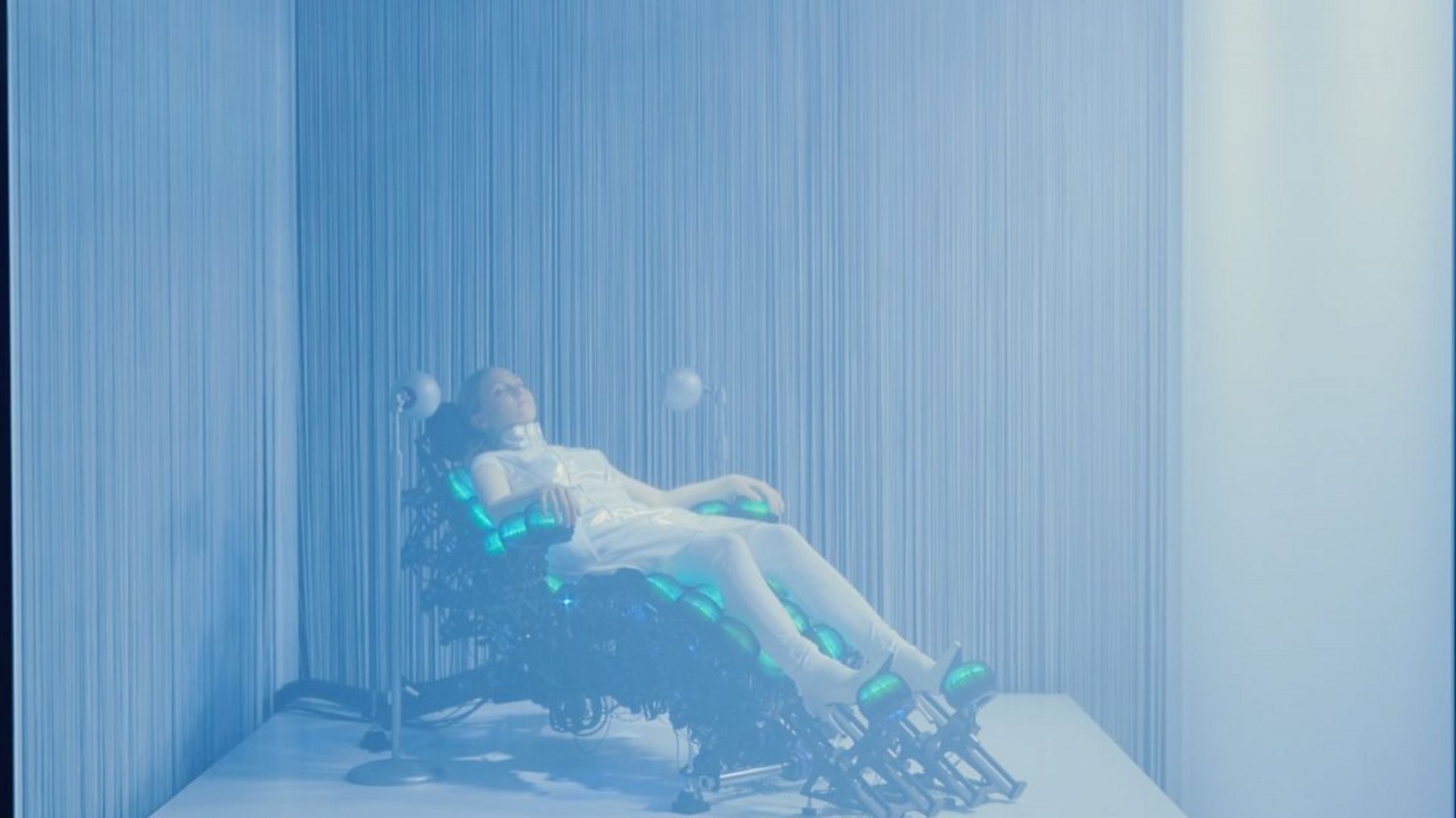 Répondant au doux nom de "X1 - 2.44", cette chaise synesthésique s'équipe de deux haut-parleurs et de 44 coussins vibrants donnant l'impression d'être enveloppé dans le son. Un des projets tech et musicaux les plus spectaculaires de Tetsuya Mizuguchi.