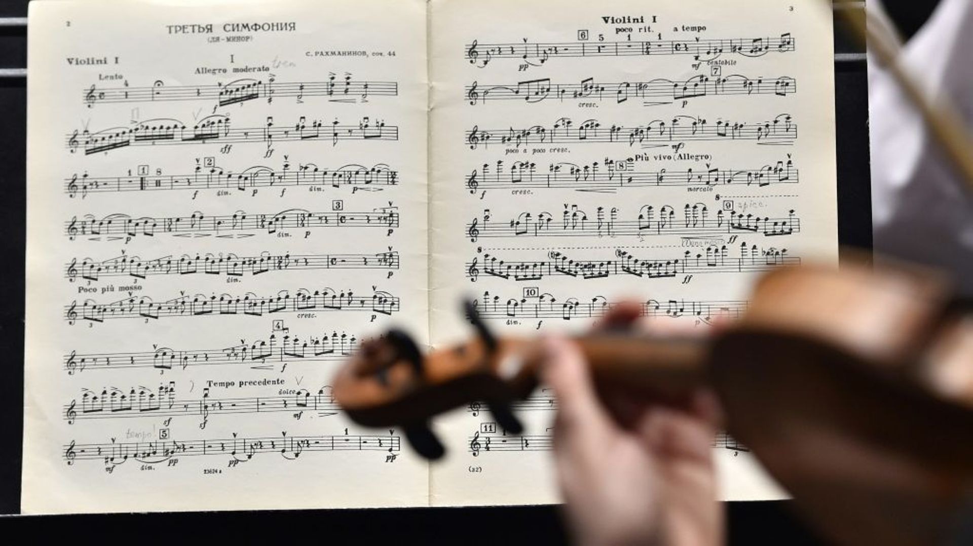 Les opéras ont souvent des orchestres, des chœurs et/ou des compagnies de ballet permanents, soit une masse salariale et des charges de fonctionnement beaucoup plus importantes que les structures théâtrales