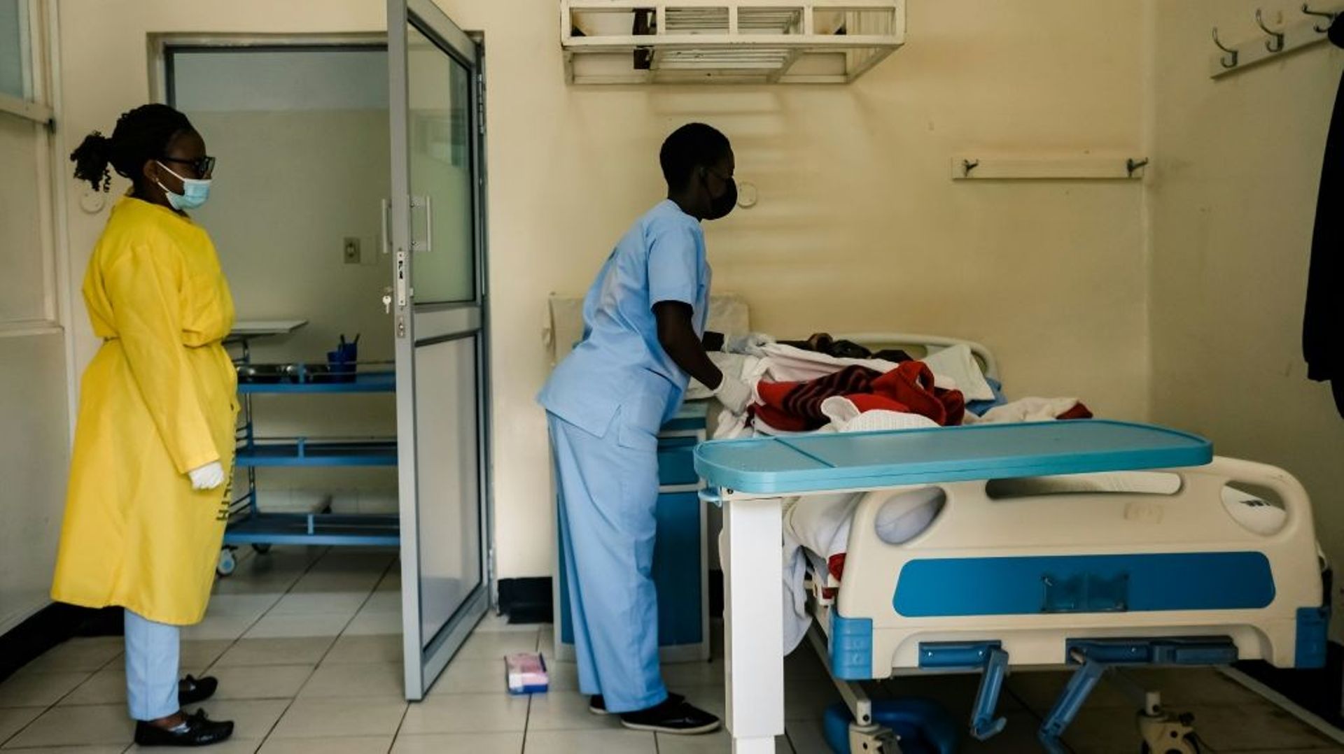 Une infirmière s'occupe d'un malade dans un hôpital de Harare, le 26 avril 2022