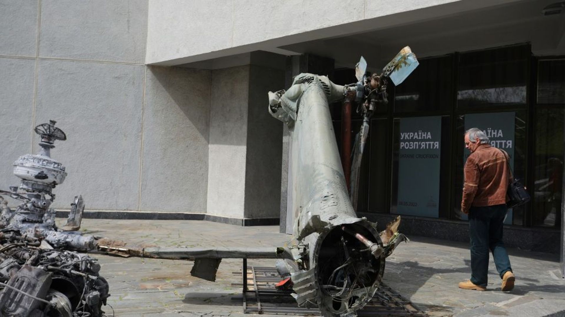 Un homme passe près d'un hélicoptère russe détruit récemment durant la guerre entre l'Ukraine et la Russie, au musée de la Seconde Guerre mondiale à Kiev, le 8 mai 2022