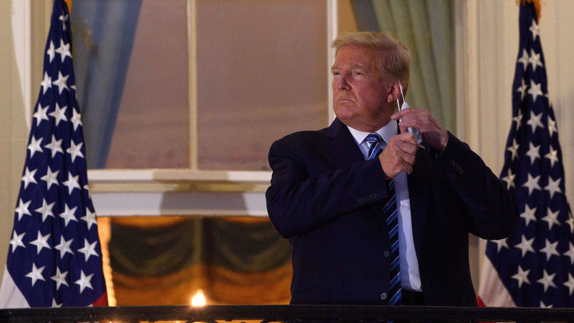 Donald Trump retire son masque dès son retour à la Maison Blanche après avoir subi un traitement en hôpital pour le COVID19.