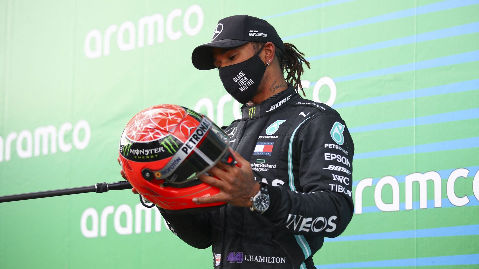 Hamilton avec l’ancien casque de Michael Schumacher