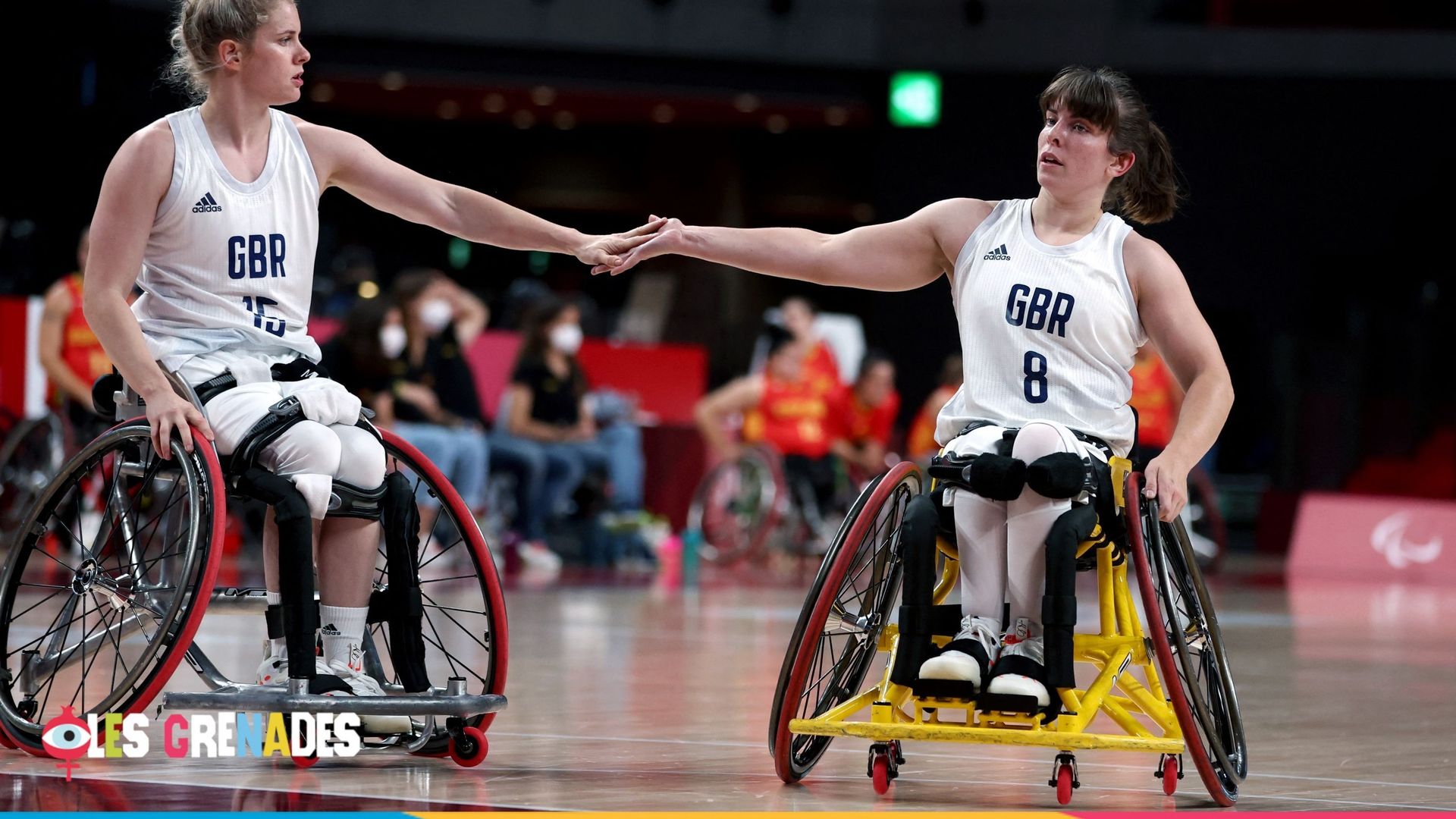 La Britannique Robyn Love et sa compagne Laurie Williams lors du match éliminatoire de basketball en fauteuil roulant entre la Grande-Bretagne et l'Espagne lors des Jeux paralympiques de Tokyo 2020, le 2 septembre 2021.